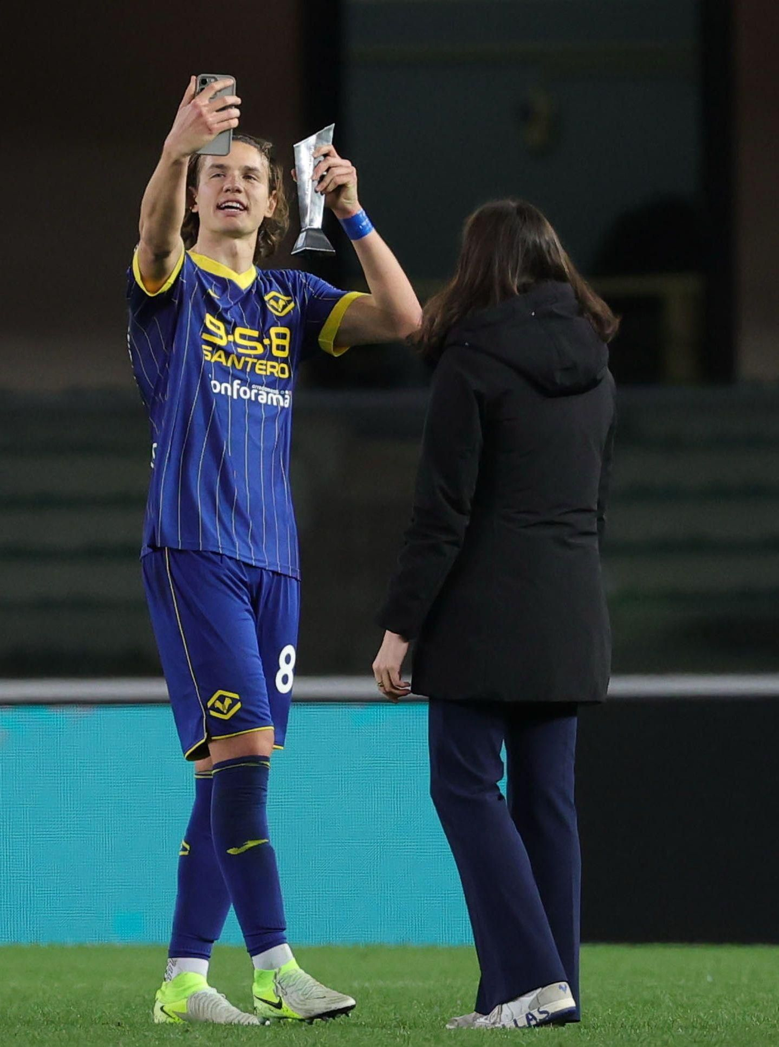 Ghilardi se echa una foto con el móvil tras recibir el MVP en un partido con el Hellas Verona.
