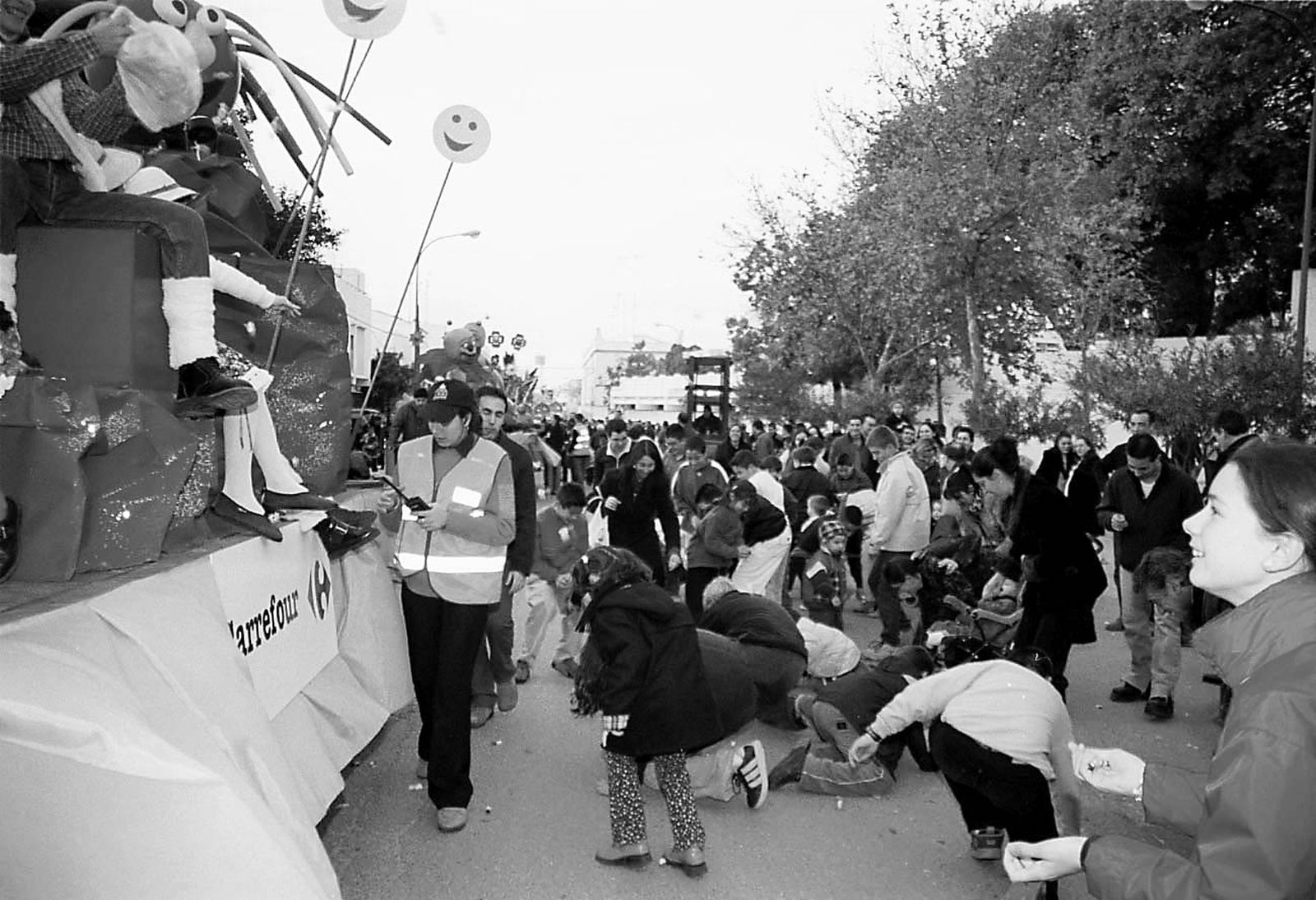Cabalgata de Reyes de 2002: niños recogiendo caramelos en el entorno del parque Almirante Laulhé, en San Fernando
