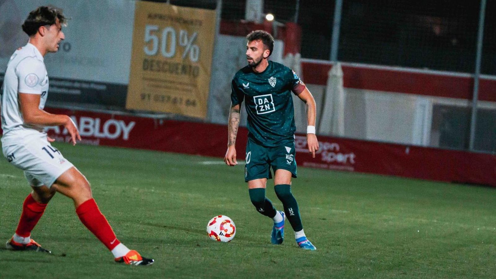El lateral izquierdo conduce el balón en el debut en Copa.