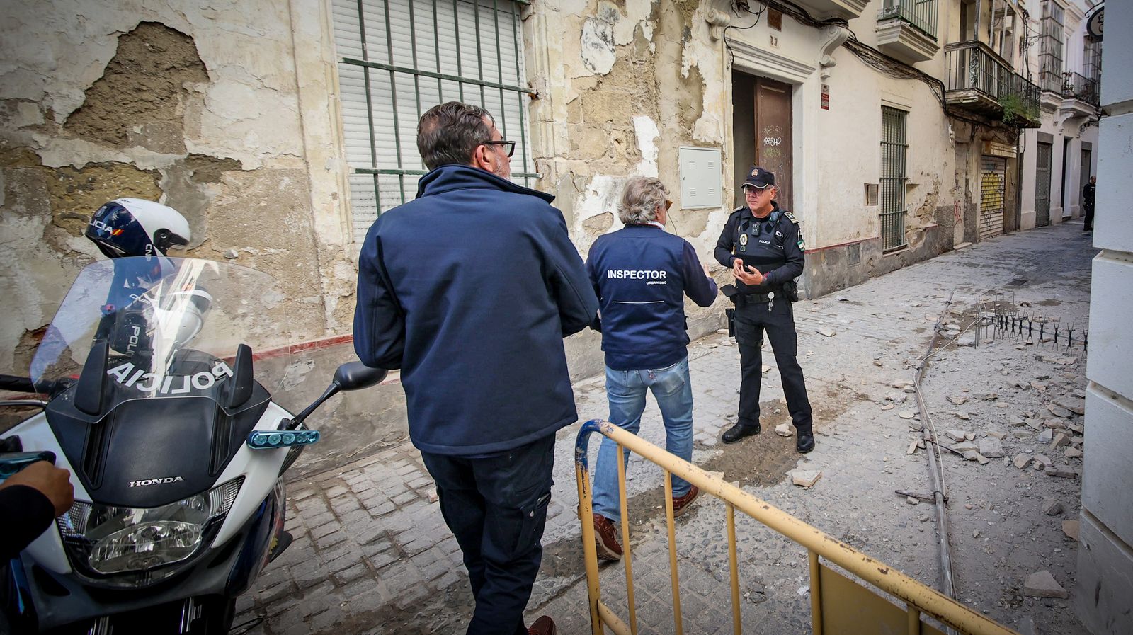 Herida una mujer al caerle una antena de una obra sin licencia en Jerez