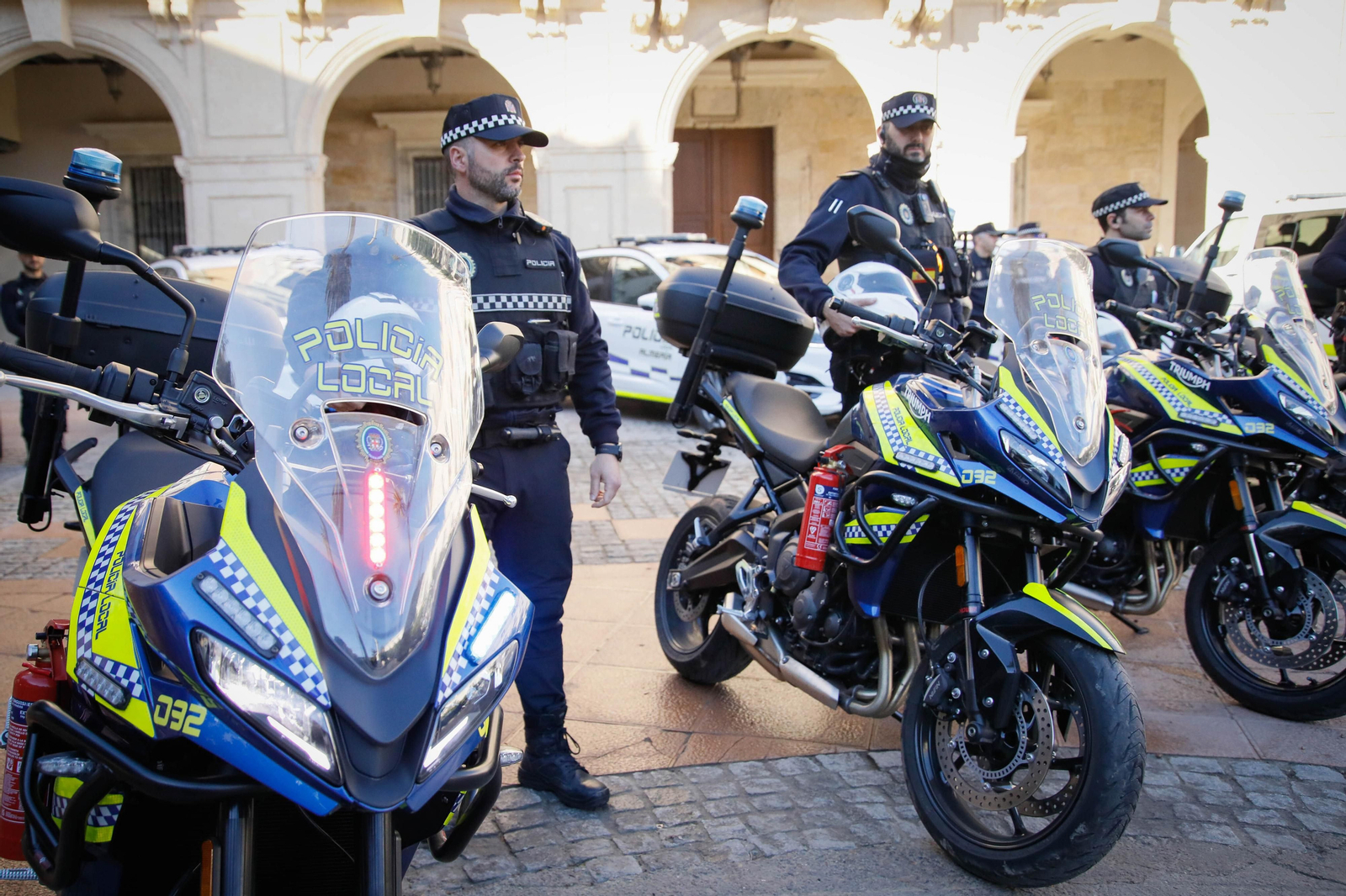 Presentación vehículos y motos policía local en imágenes