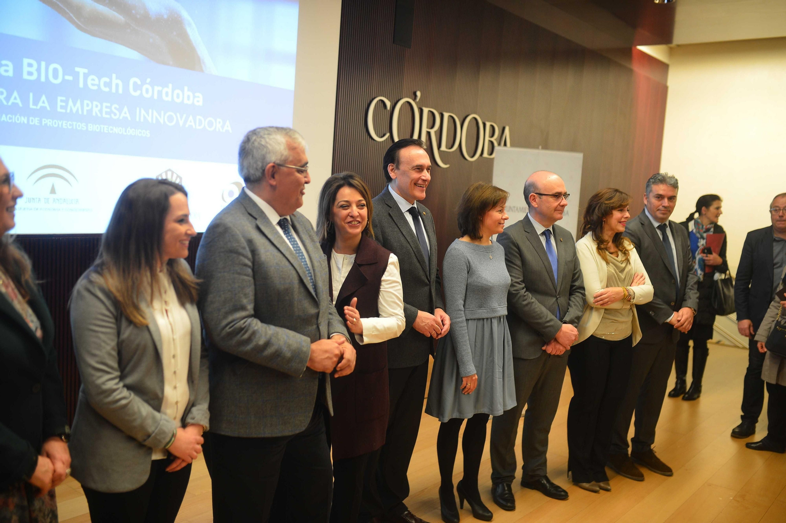 Ambrosio, con las autoridades, en la presentación de la incubadora.