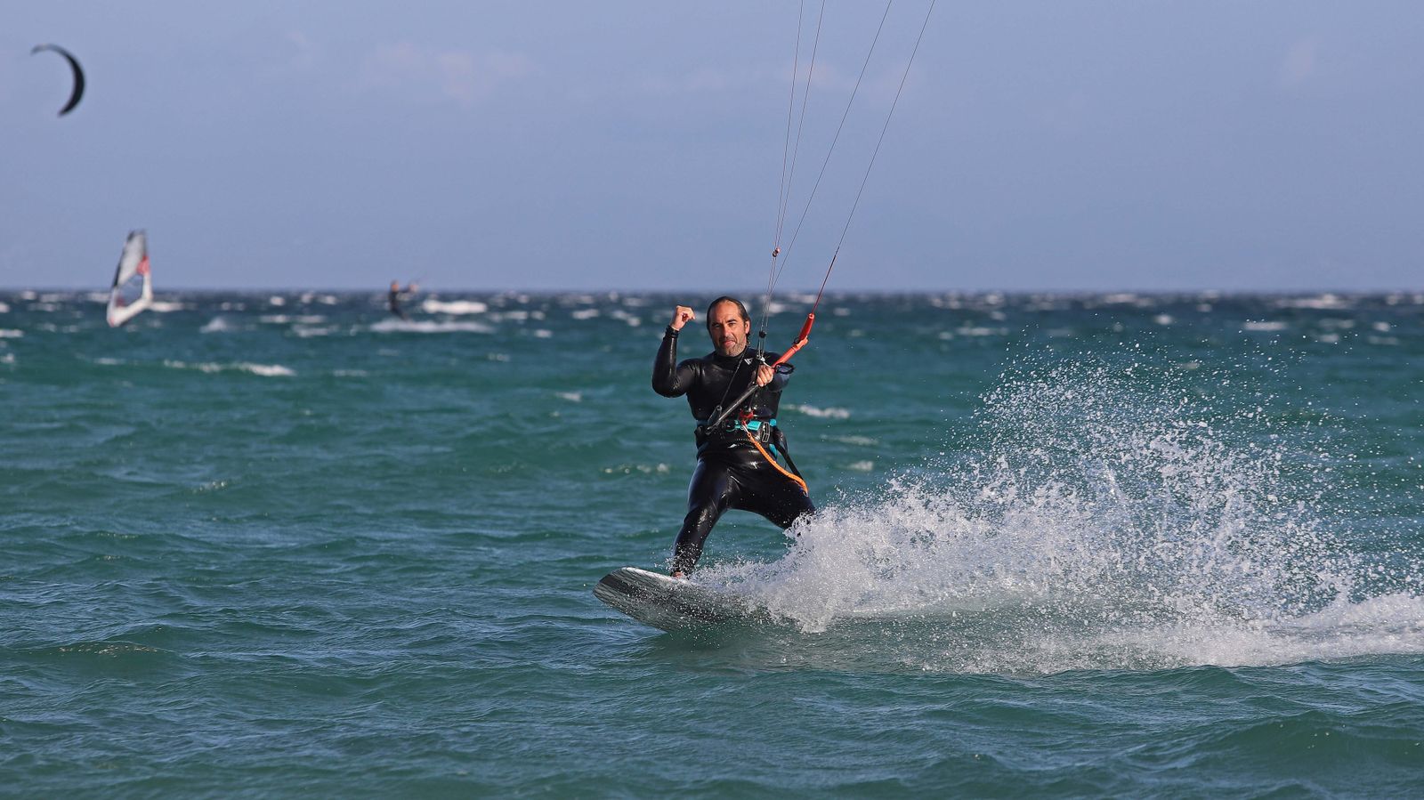 Fonsy Delgado rinde homenaje a Paco de Lucía en las playas de Tarifa