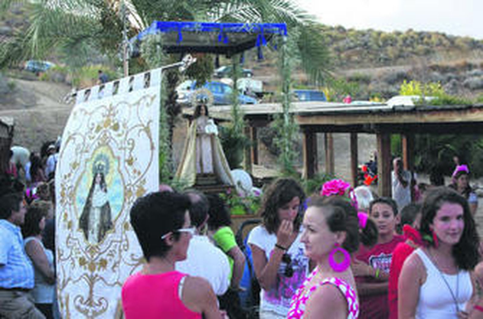 La imagen de la patrona en el merendero arropada por sus fieles.