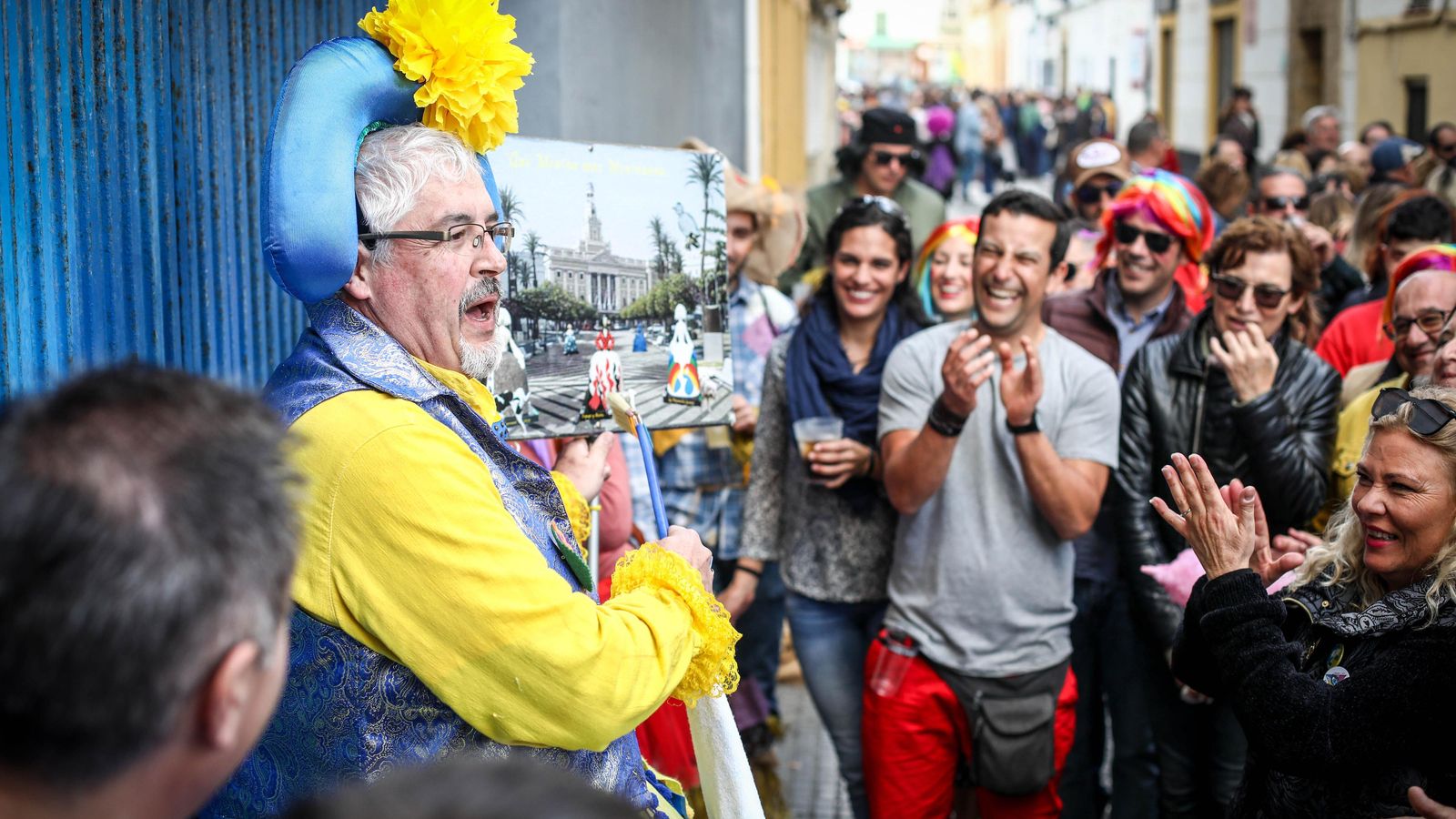 Un romancero actúa en el barrio de la Viña.