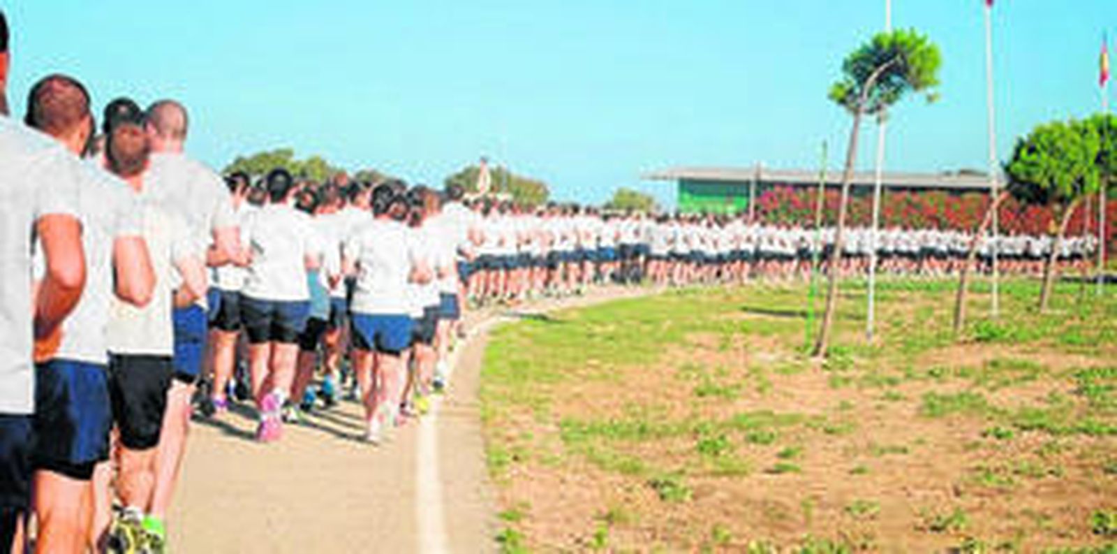 Participantes en la marcha solidaria por el interior del acuartelamiento de Camposoto.
