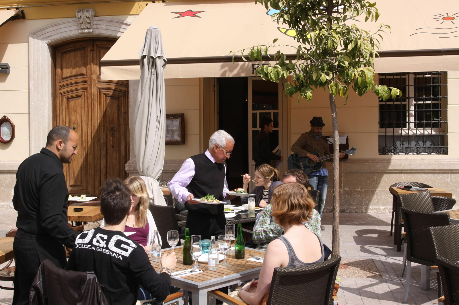 Es importante no salir con excesivo apetito y tomar un 'snack' antes de llegar al restaurante.