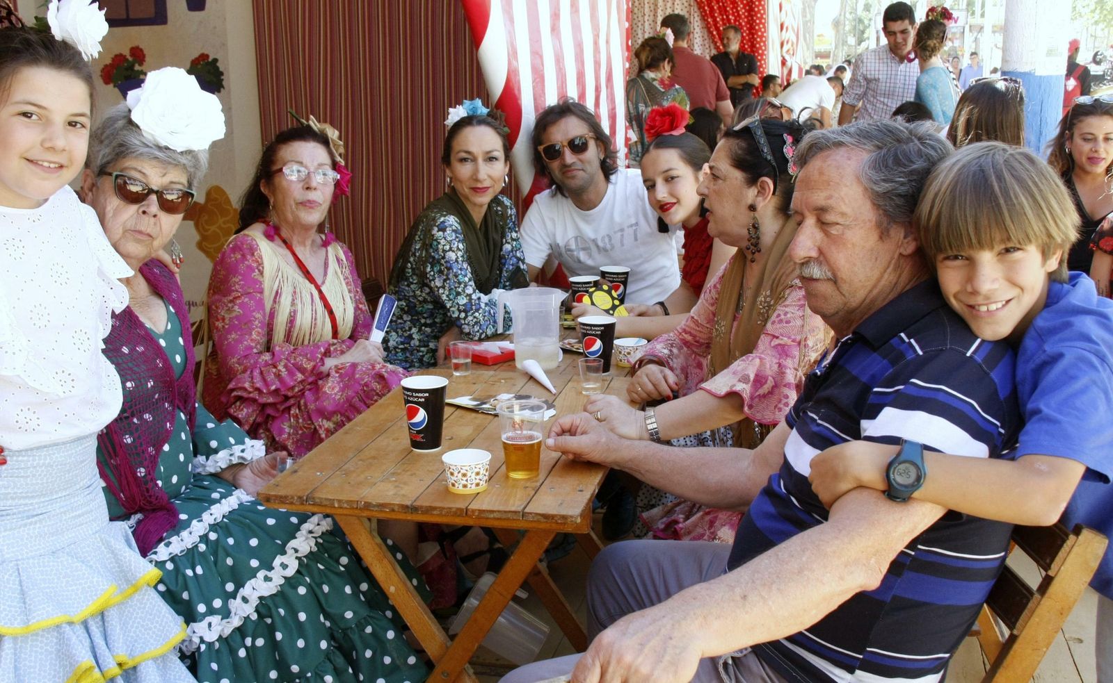 Las reuniones en torno a una mesa y una copa son lo habitual en estas fiestas.