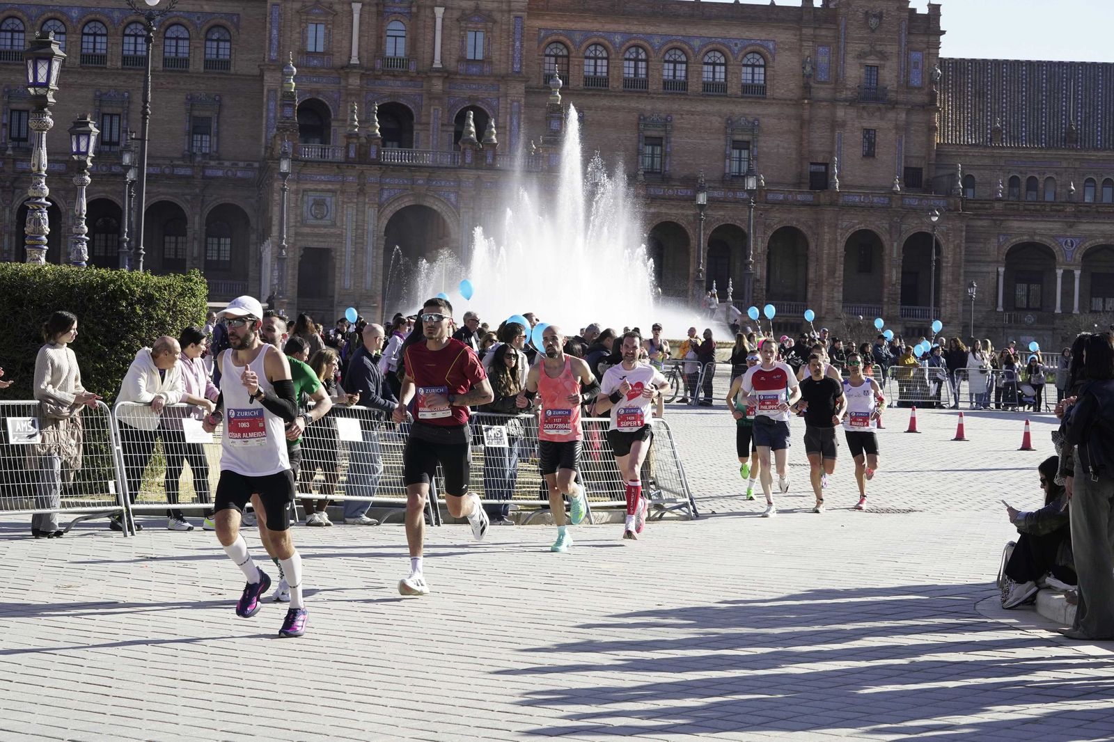 El Zúrich Maraton de Sevilla 2026 en la Plaza de España, galería 1