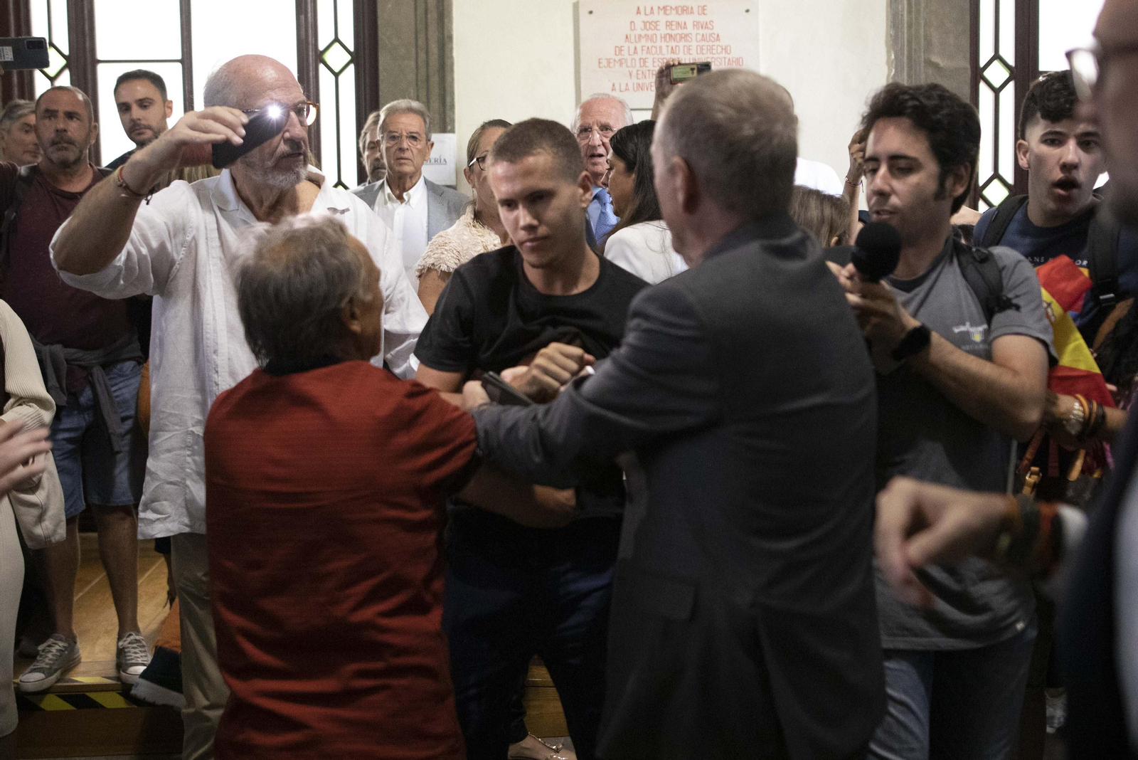 Altercados en la conferencia de Macarena Olona en Granada