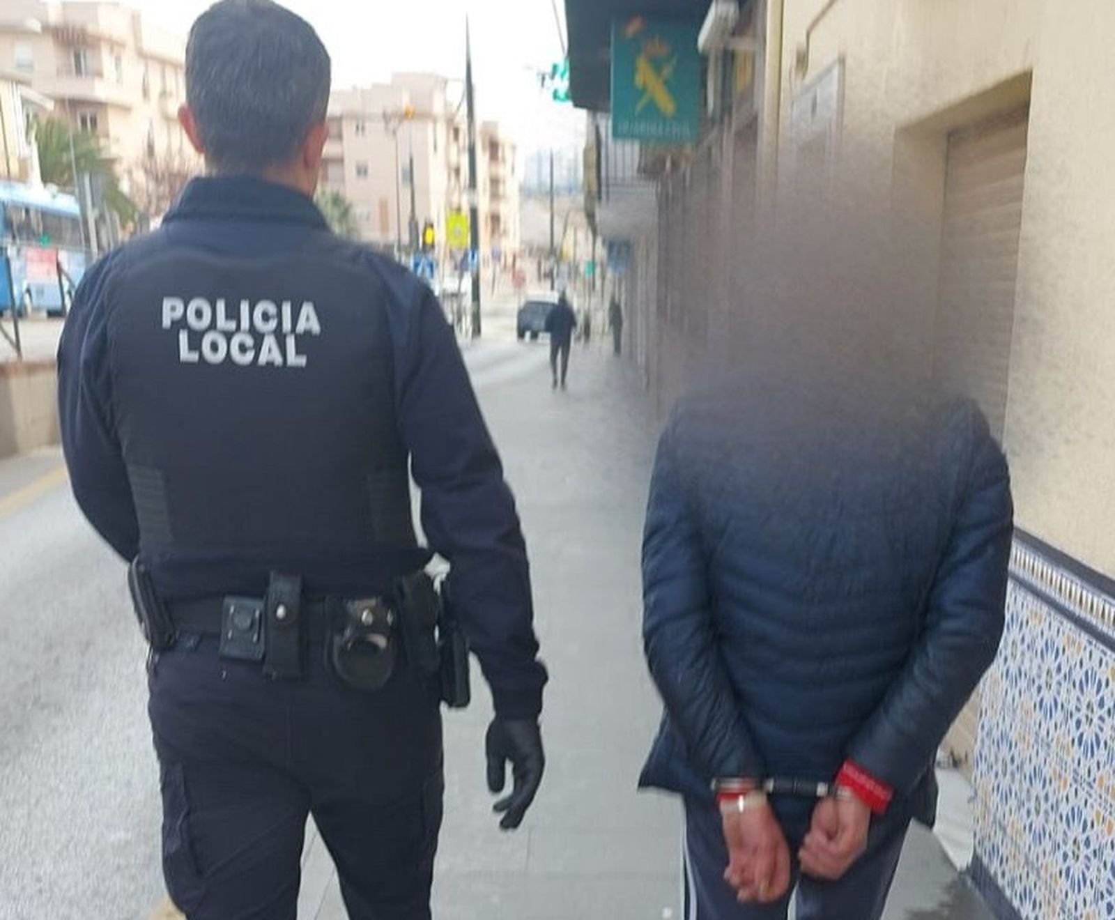 La Policía Local de Maracena conduce al detenido hasta las dependencias de la Guardia Civil de la localidad
