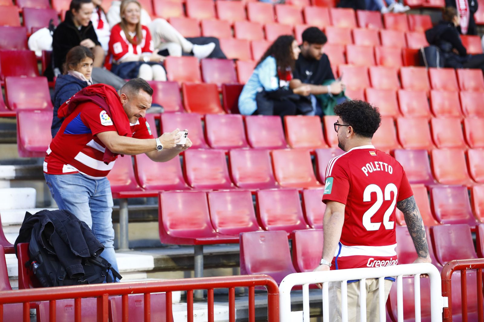 La grada de Los Cármenes durante los primeros minutos del Granada - Athletic