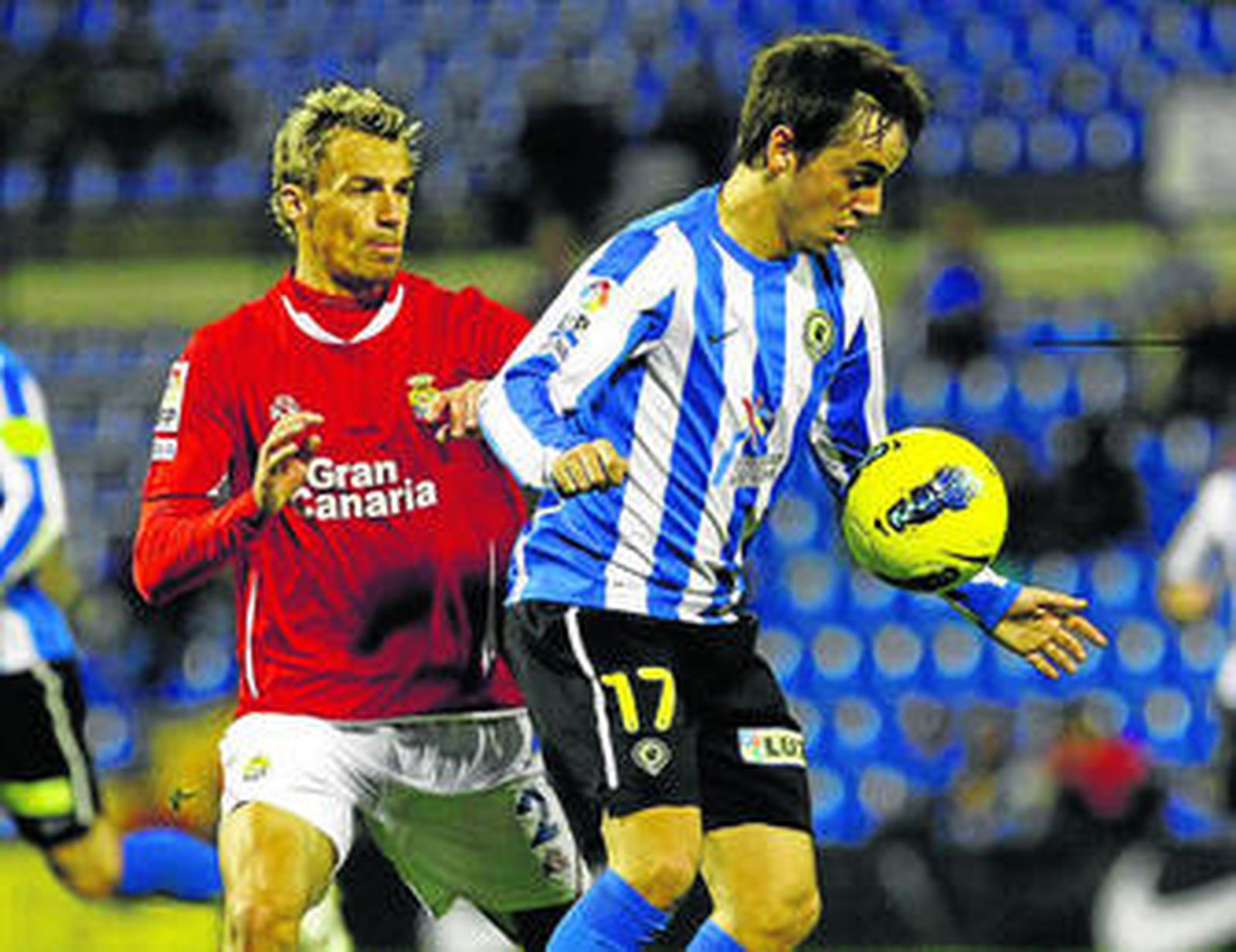 Carlos Calvo, autor de un gol, marcado por Pignol en una jugada del partido de ayer.