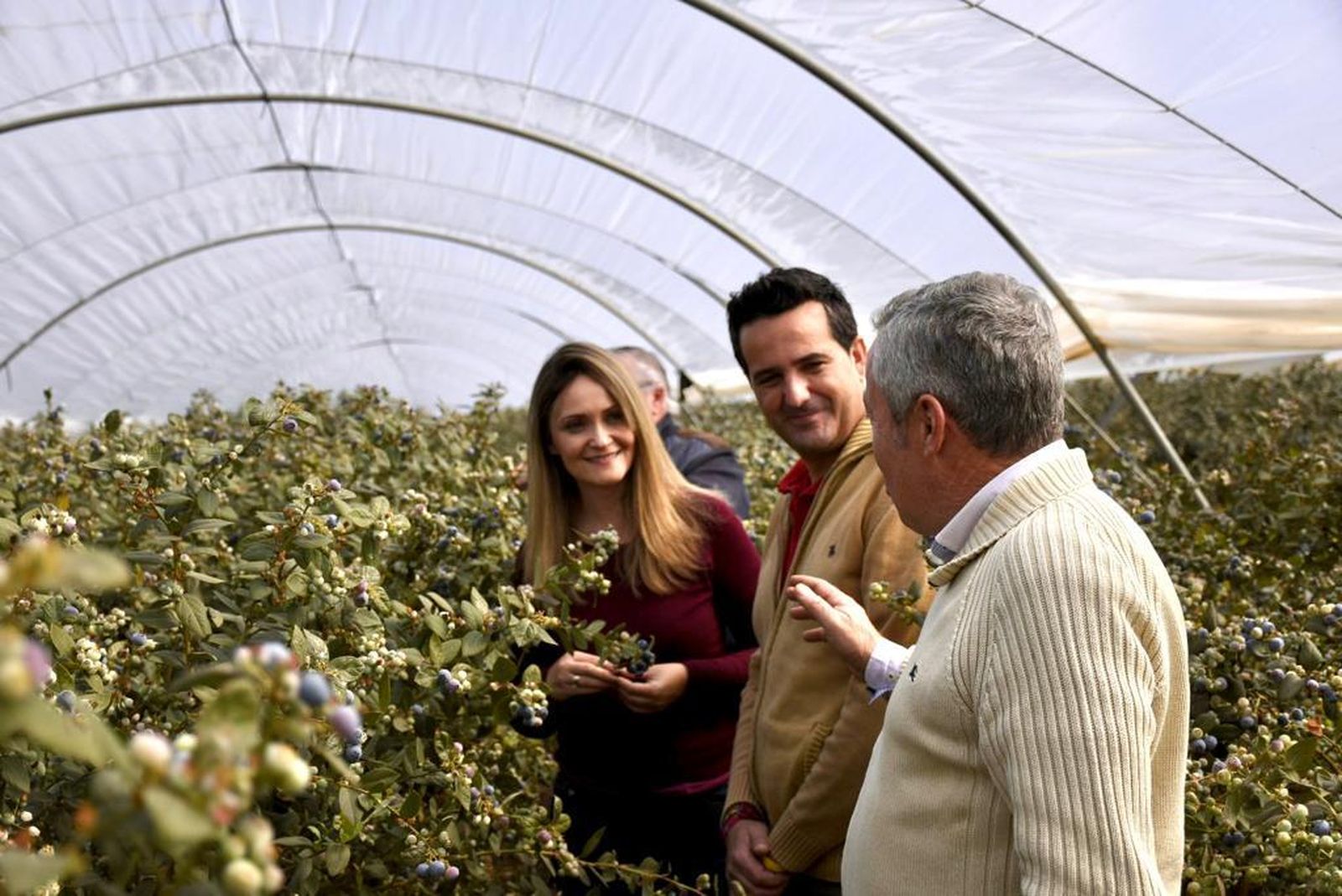 La senadora de Ciudadanos, María Ponce, visita una finca.