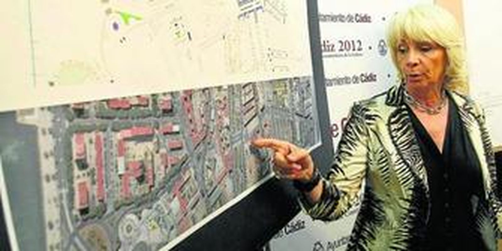 Teófila Martínez explica sobre unos planos la obra de la avenida transversal.