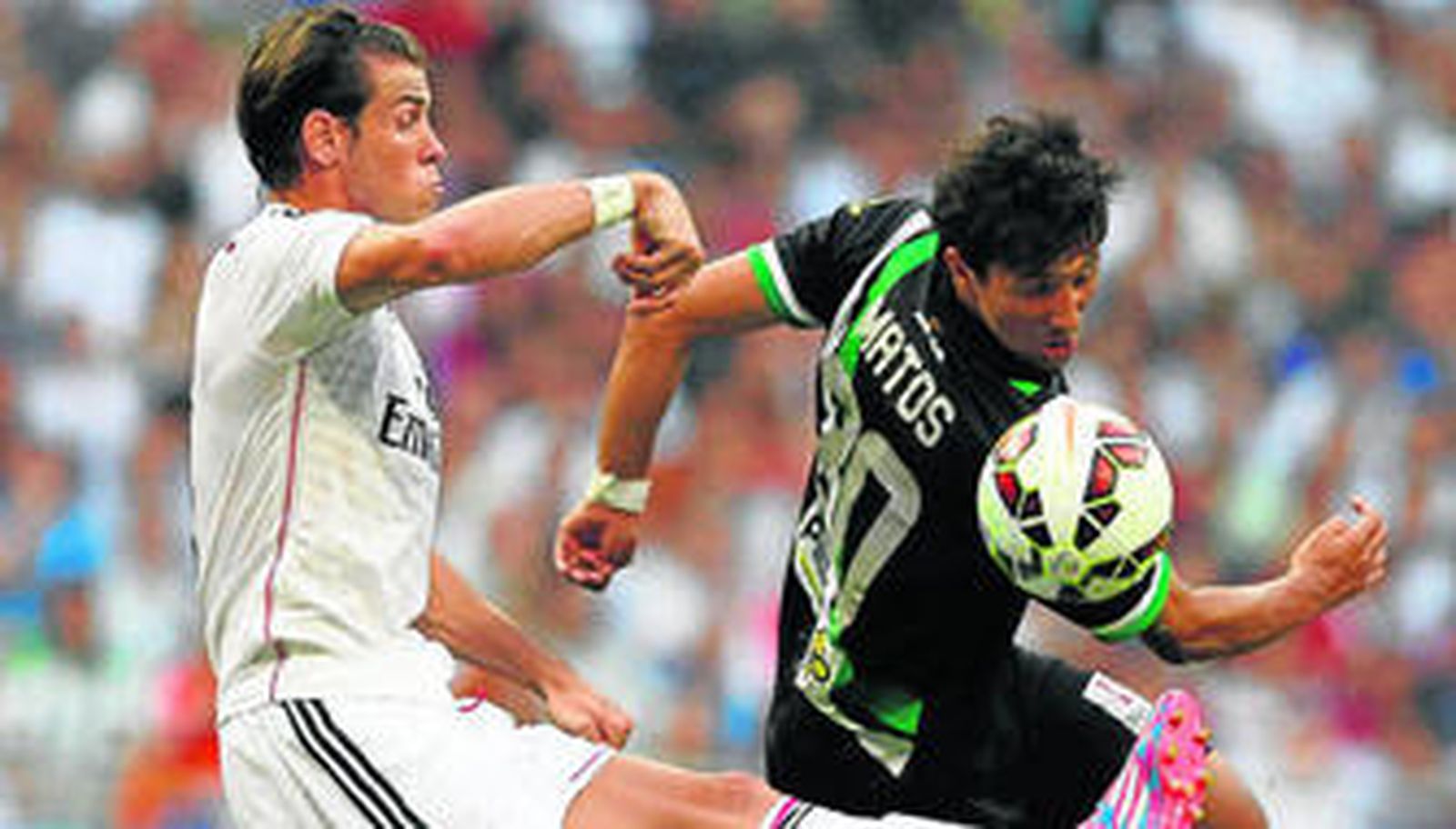 Gareth Bale trata de llevarse el balón con un toque elevado sobre Ryder Matos.