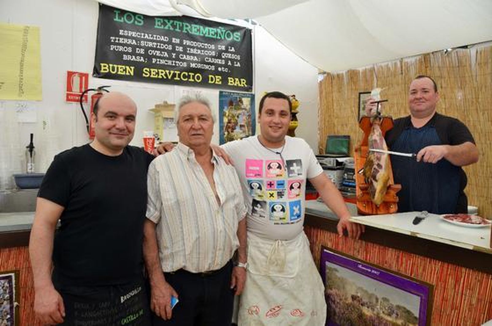 Sin descanso. Alfonso Rubio y su padre Julián, a la izquierda, posan junto al resto de familiares.  Foto: Manuel Aranda