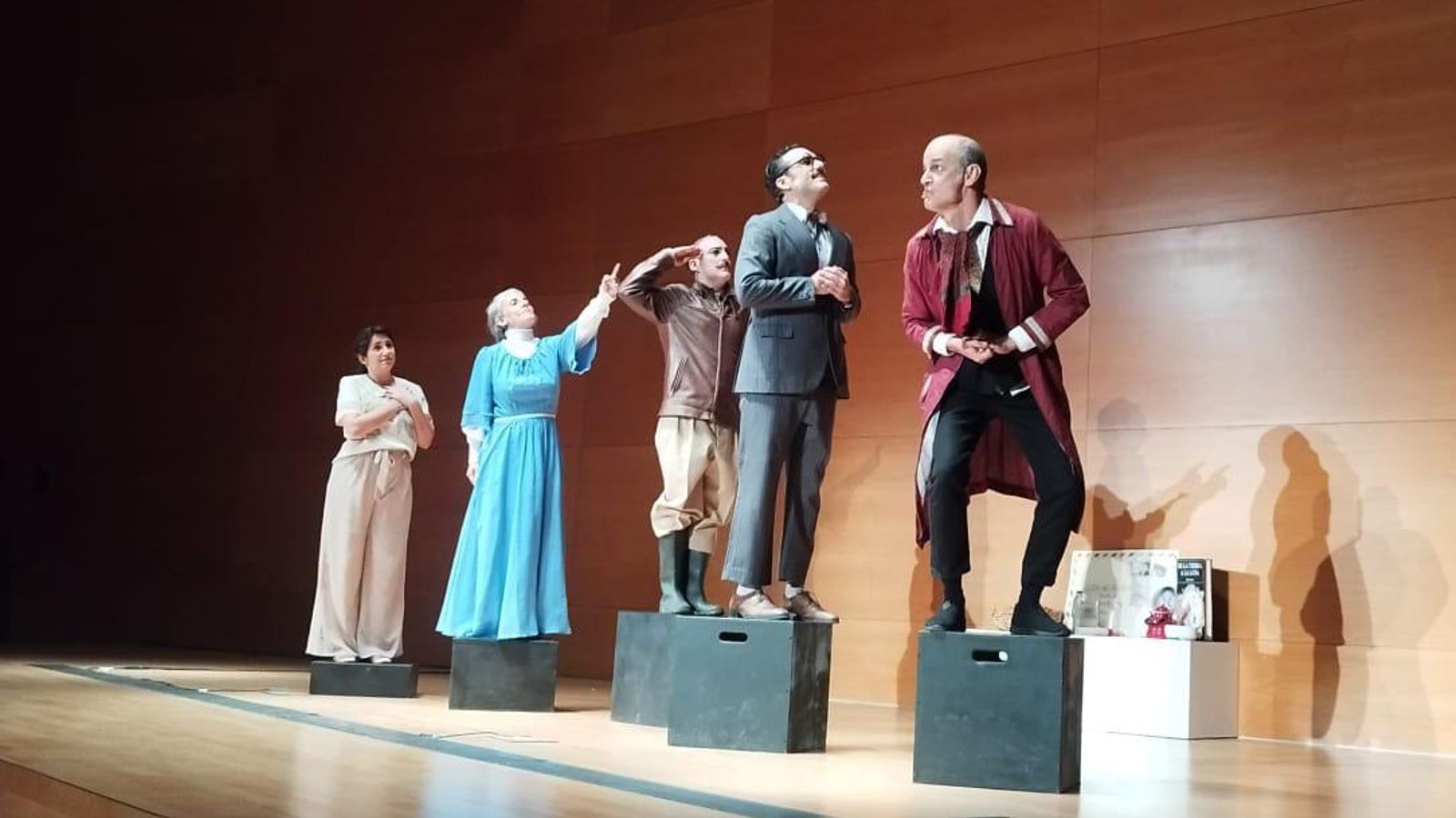 Actores de La Carpintería Teatral durante la interpretación de la obra 'Luces en el cosmos'