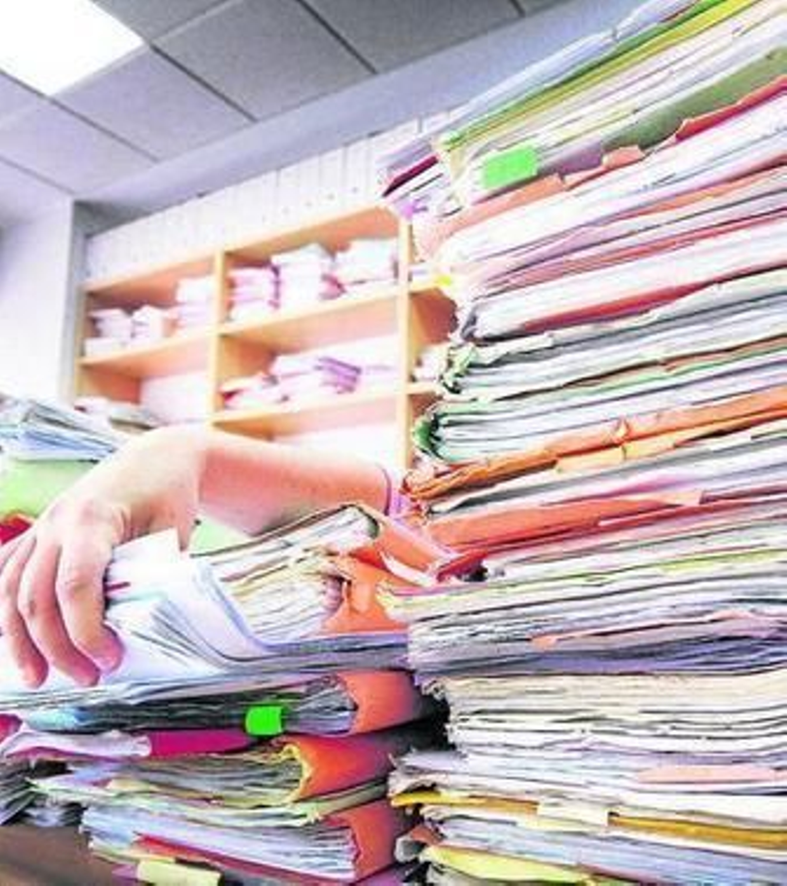 Varias pilas de papeles en un juzgado gaditano.