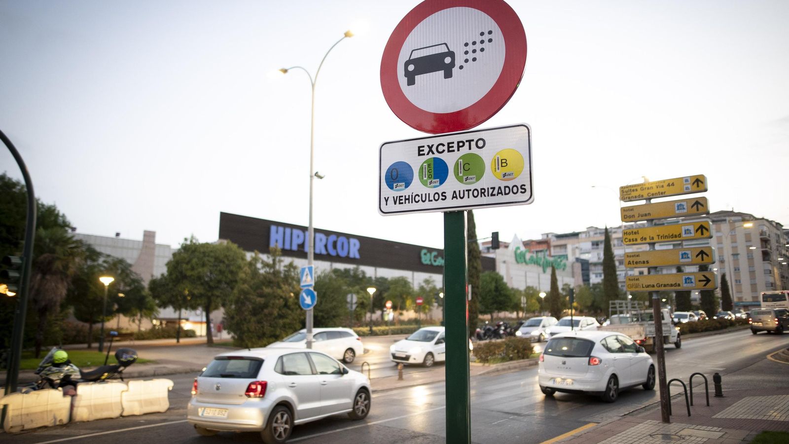 Señal que anuncia la ZBE de Granada.