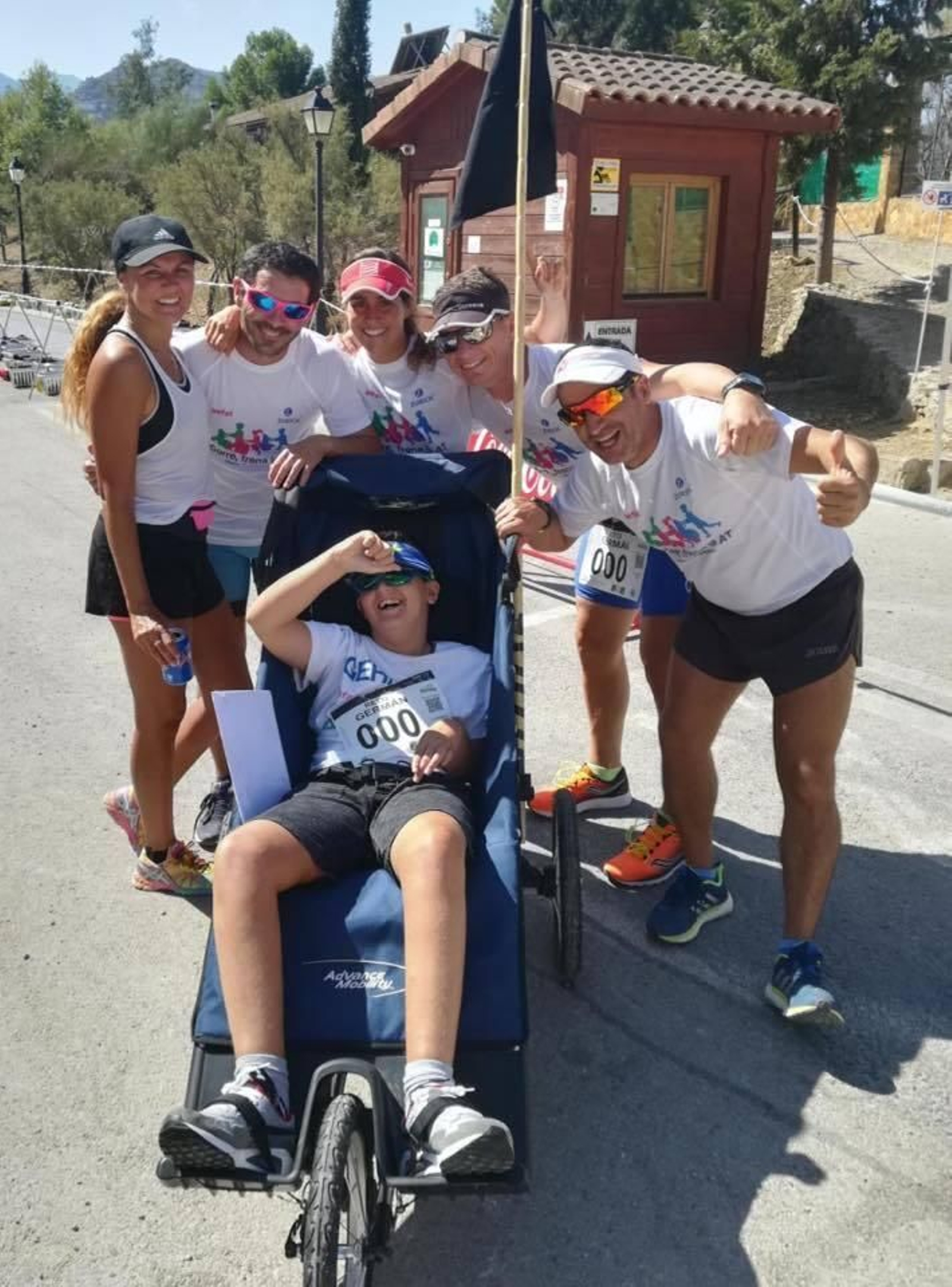 Germán posa en el Sierra de Cádiz con el equipo que le ayudó.