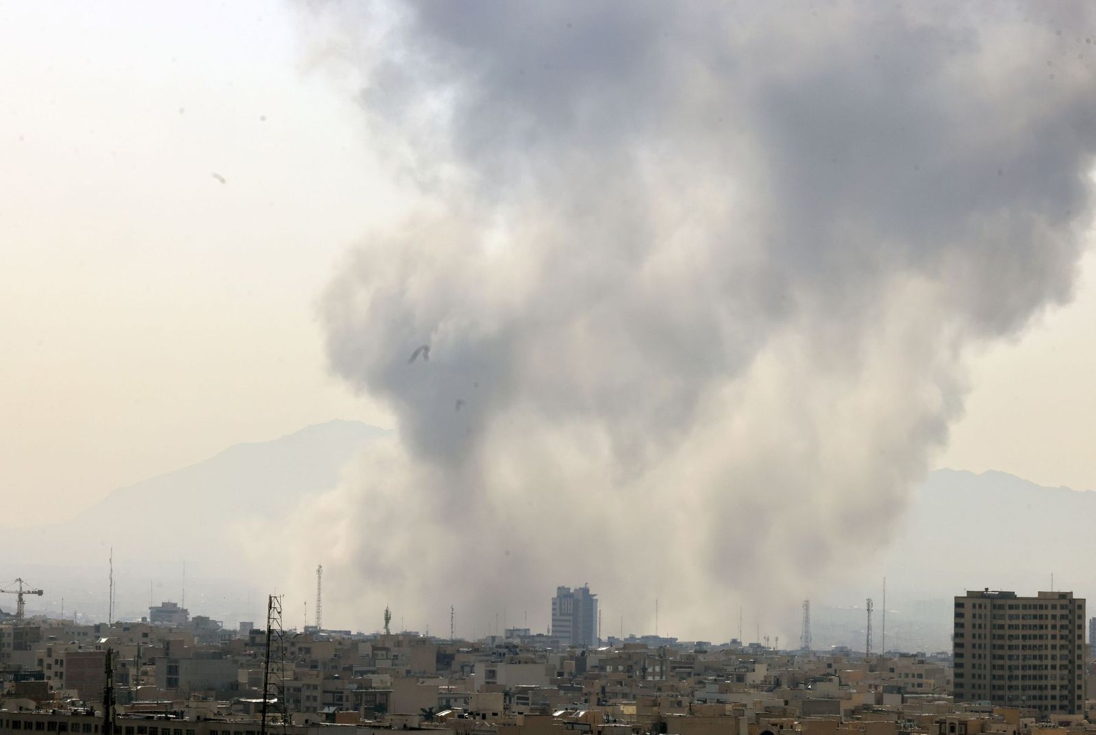 Israel bombardea Teherán en un ataque que califica como "preventivo".