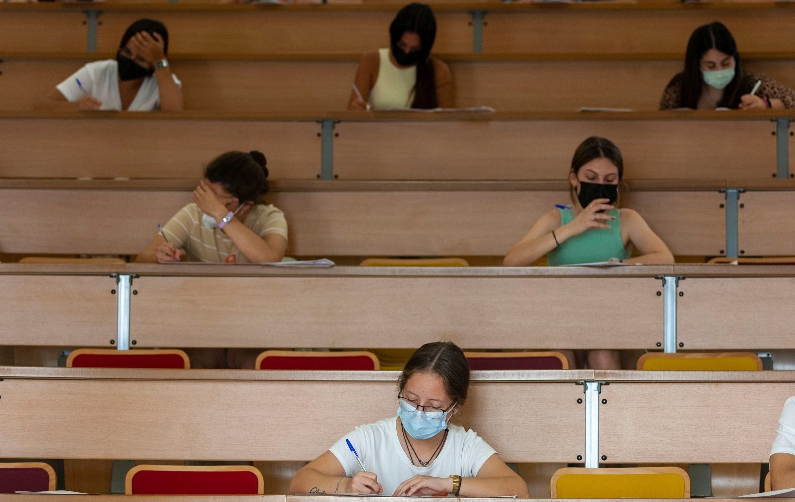 Unas estudiantes examinándose de la prueba de acceso en la convocatoria extraordinaria de julio, en la Facultad de Medicina de Cádiz.