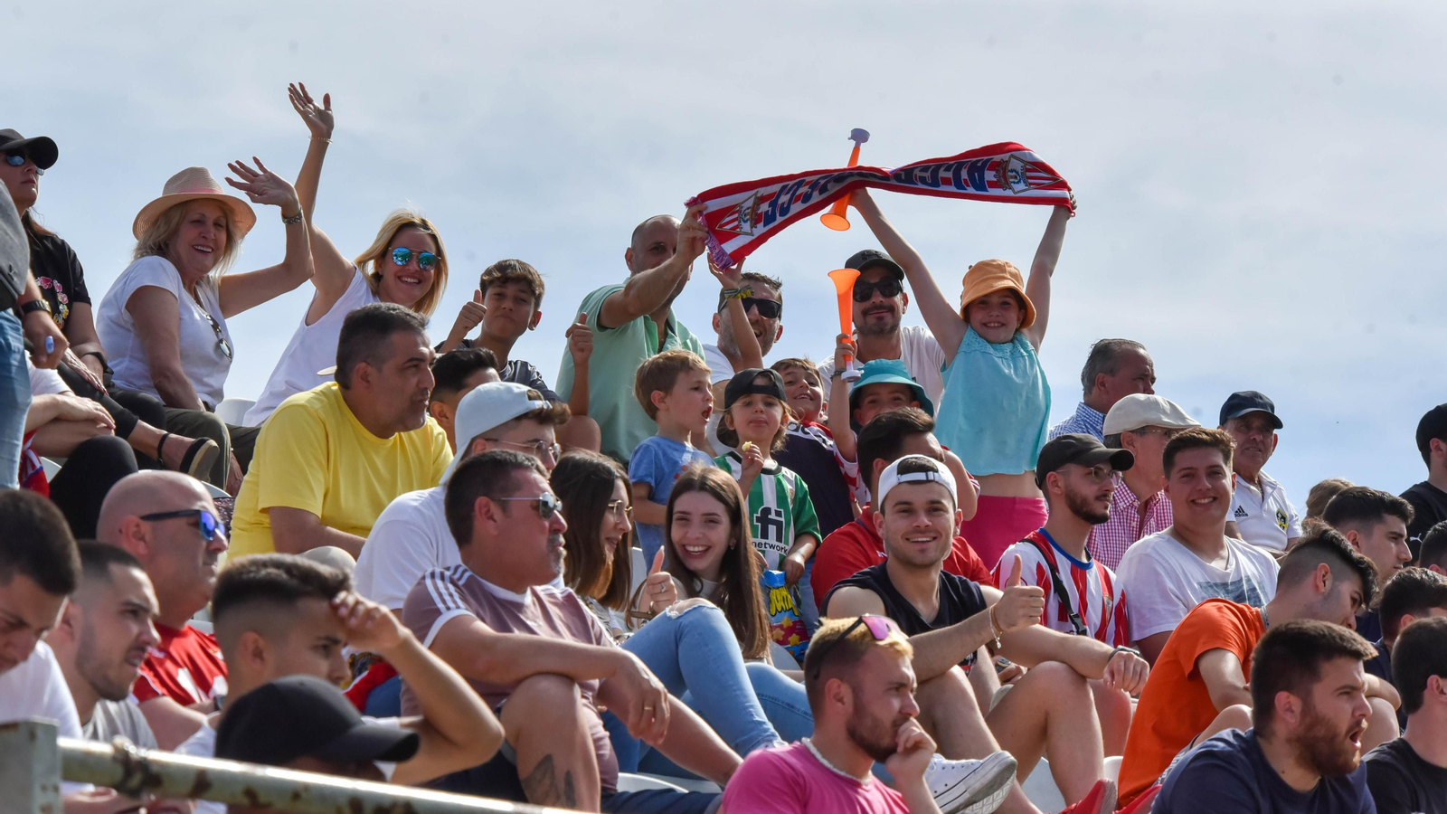 Fotos de la afición durante el Algeciras CF - AD Merída en el estadio municipal de Algeciras