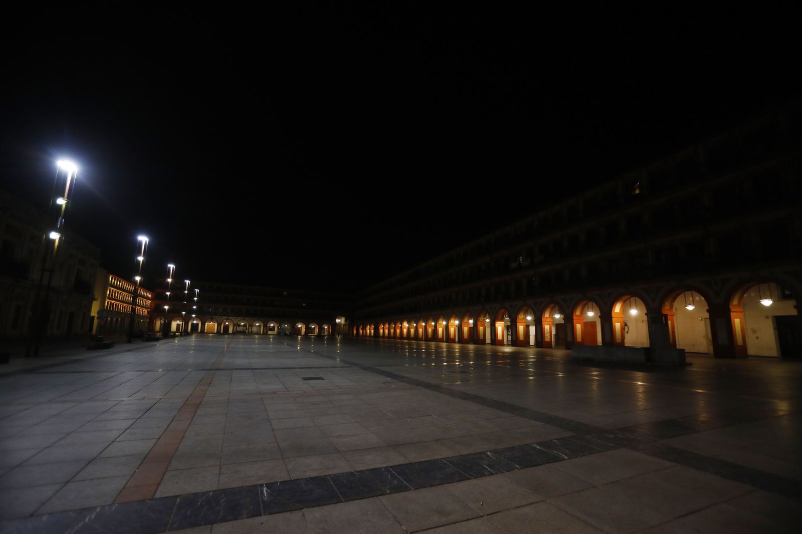 Fotografías: Un paseo por la solitaria Córdoba del toque de queda