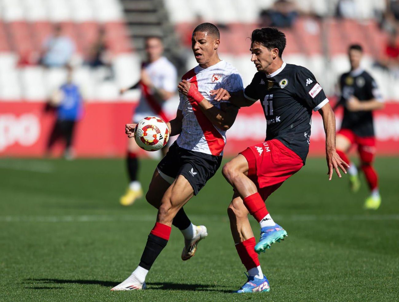 Mateo Mejía pugna por un balón con un defensor del Hércules.