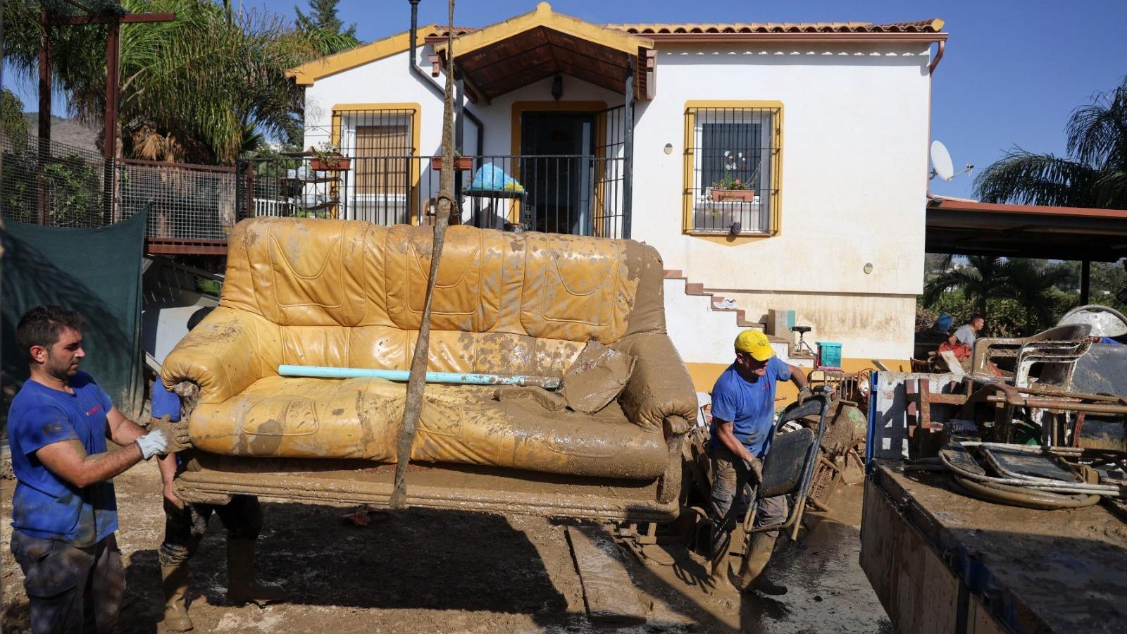 Limpiando una de las casas afectadas en Álora. Limpiando una de las casas afectadas en Álora.