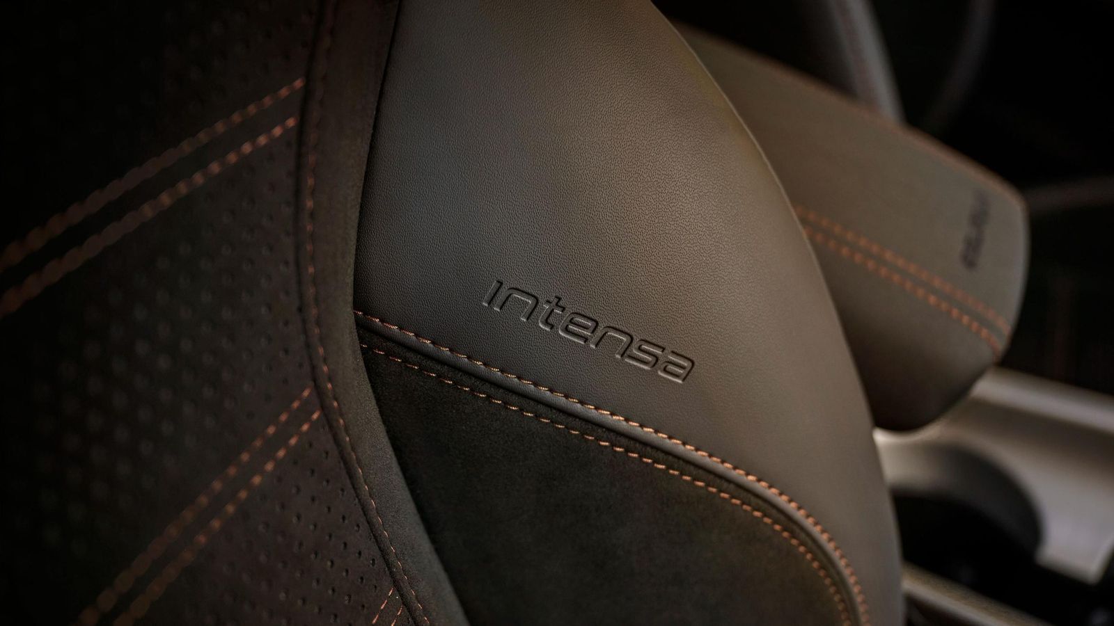 En los asientos aparece la inscripción correspondiente a esta colezzione, al igual que la de Alfa Romeo se sitúa en otras partes del habitáculo.