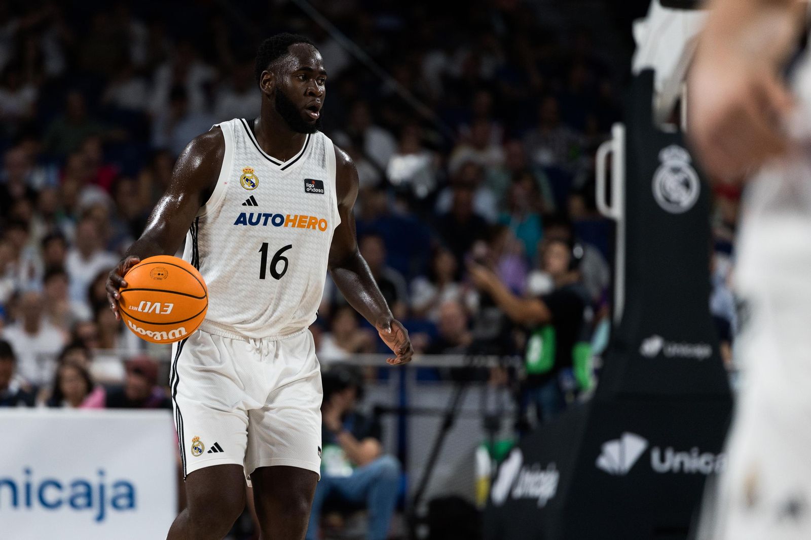 El Real Madrid sufre pero gana al Baskonia (82-76)