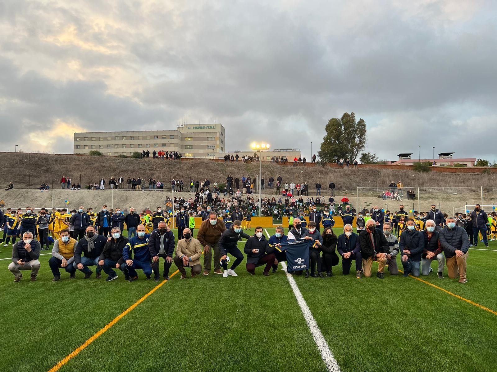 El acto de inauguración del césped artificial del campo de fútbol de San García.