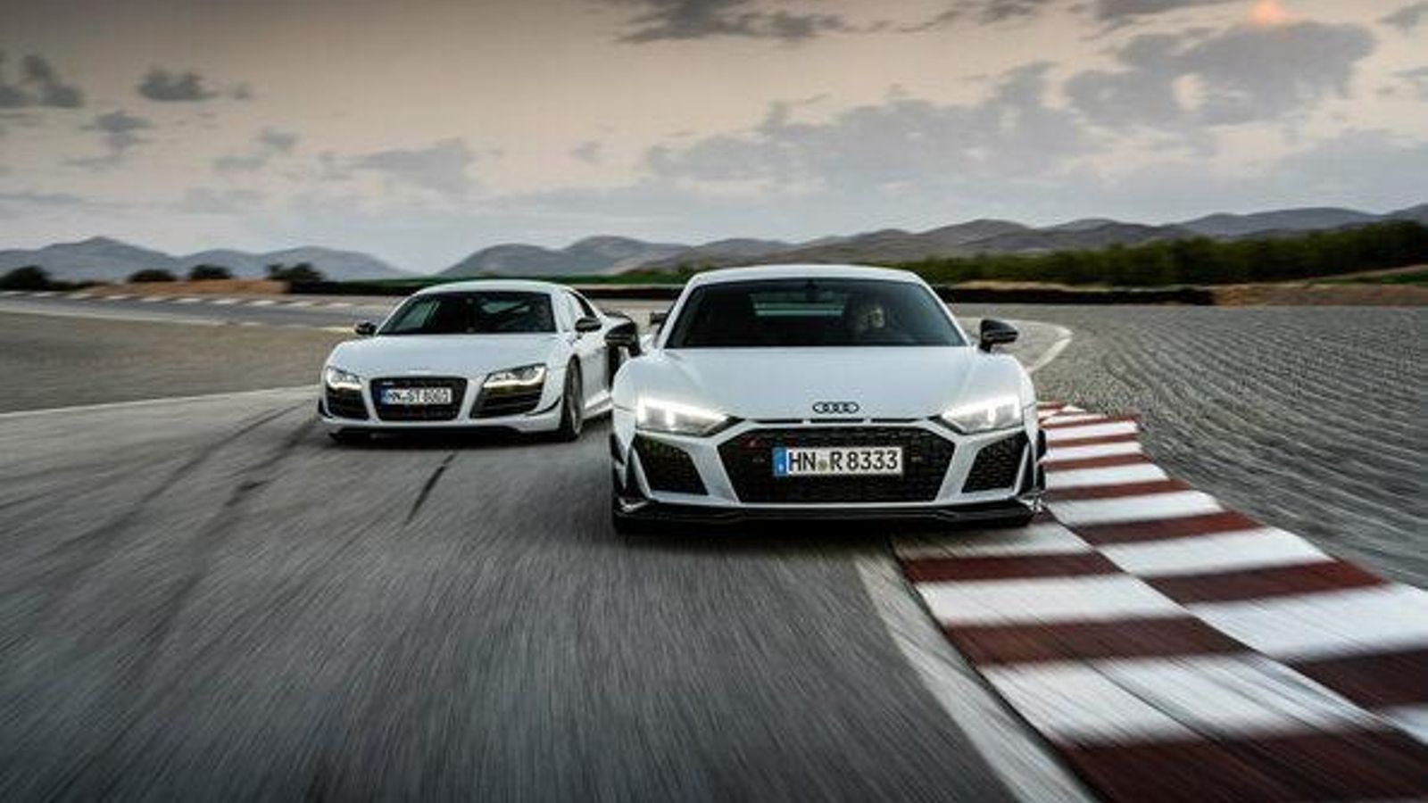 Con esta versión Audi cierra una etapa iniciada con la primera generación del R8, cuando éste recurrió al motor V10 por primera vez.