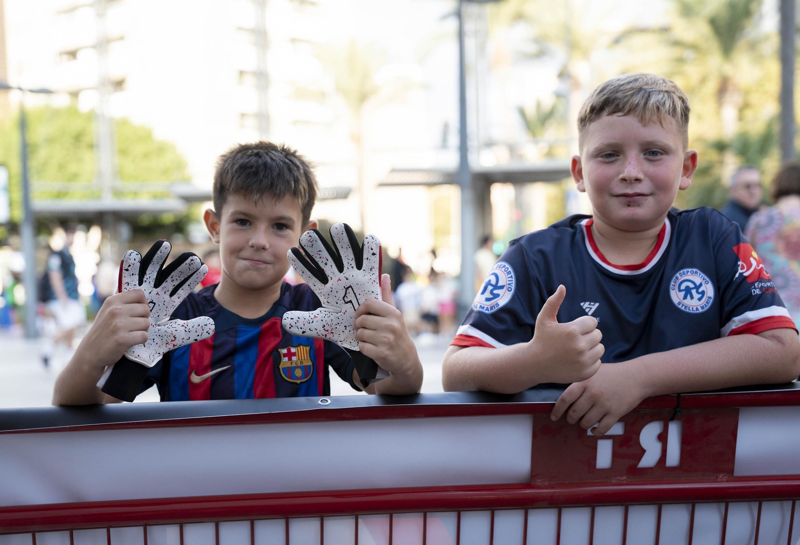 Los jugadores de la UDA Thalys y Andrés firman autógrafos