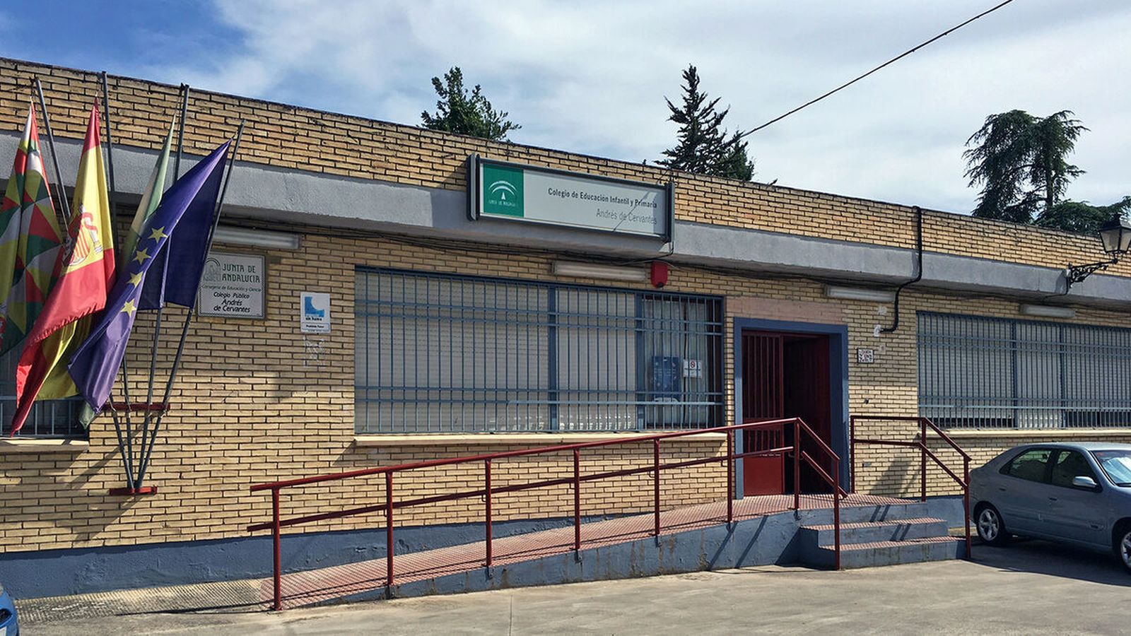 Fachada del colegio Andrés de Cervantes, en Cabra.
