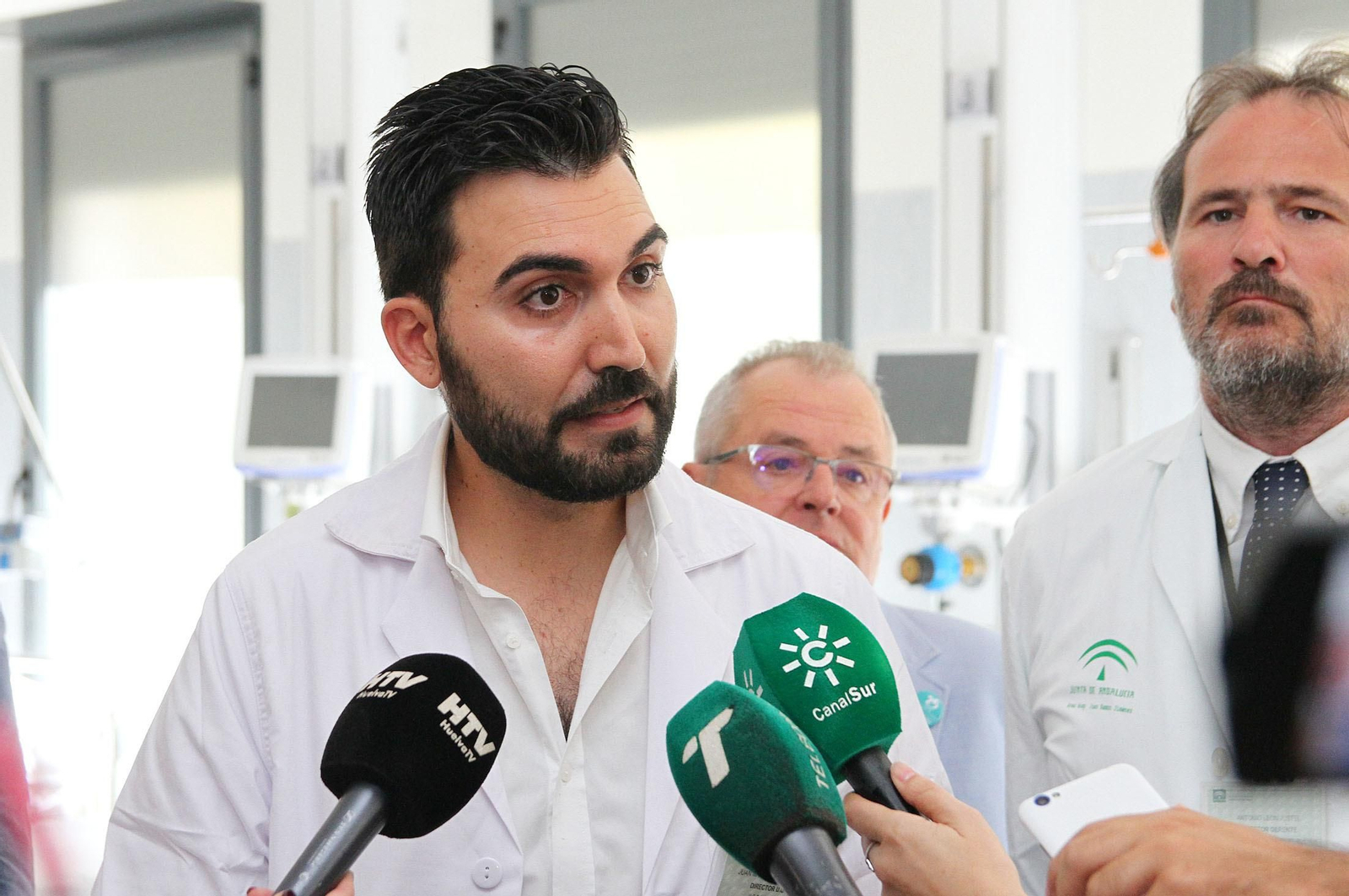 Imágenes de la visita de la consejera de Salud, Marina Álvarez, a la nueva Unidad de Ictus del Hospital Juan Ramón Jiménez