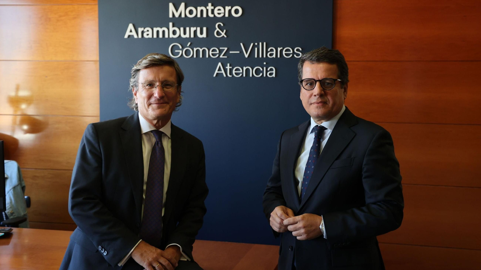 Javier Valdecantos y Leonardo Neri, socios directores de Montero Aramburu Goméz-Villares Atencia, en la sede de la firma en Sevilla.