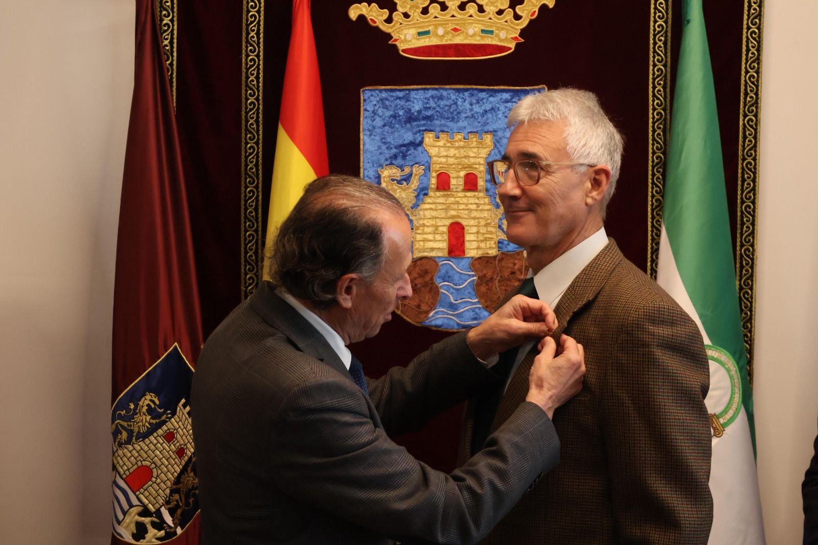 Imposición de la insignia de Chiclana al inspector Juan José López Luna por su jubilación en el Ayuntamiento de la localidad