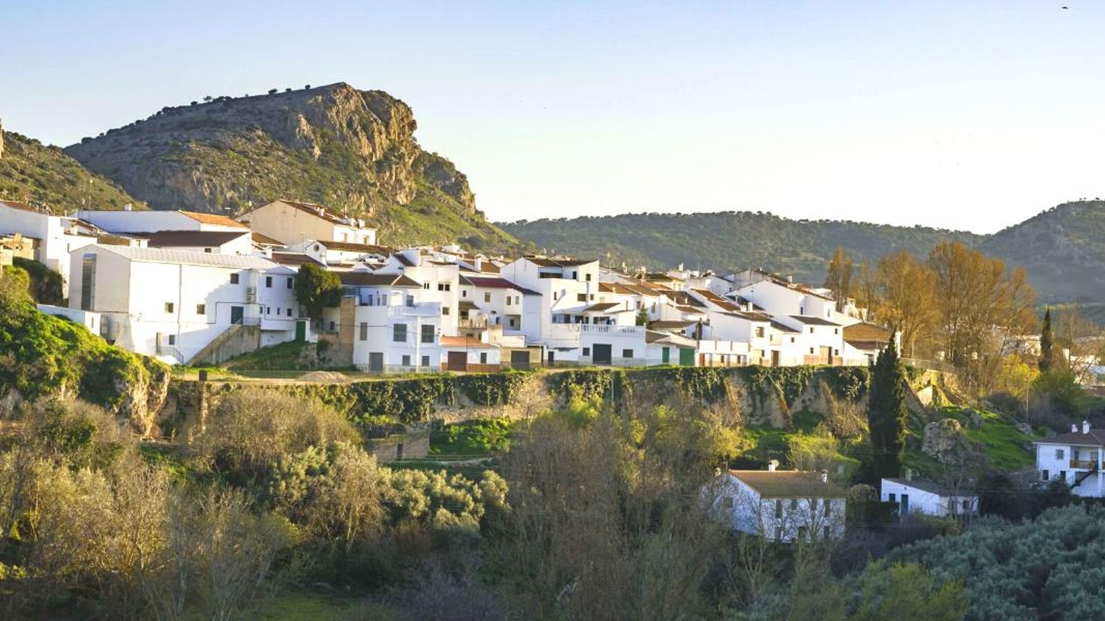 Una perspectiva de Cuevas del Becerro.