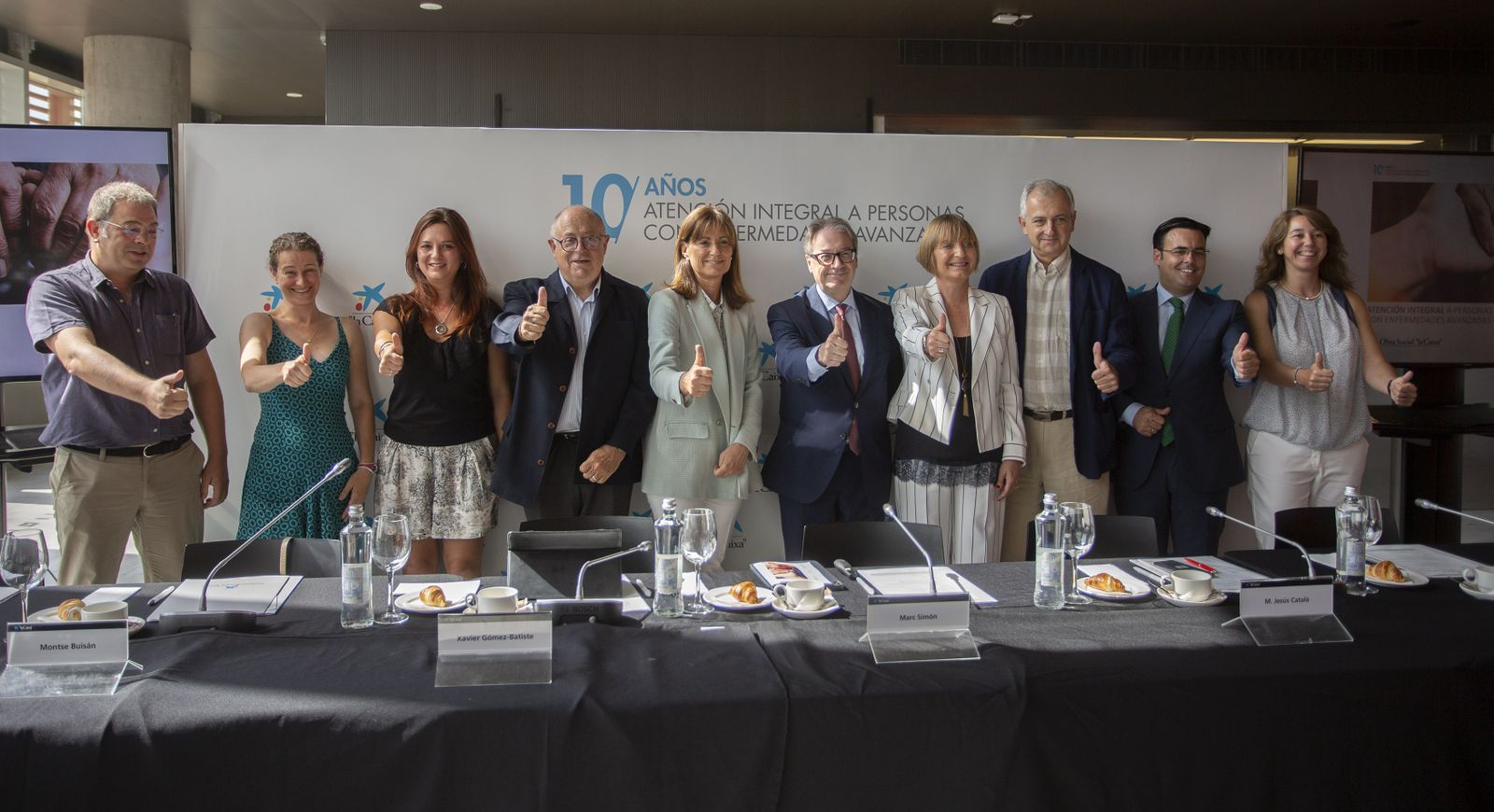 Los responsables del programa, directivos de La Caixa y familiares durante la presentación.