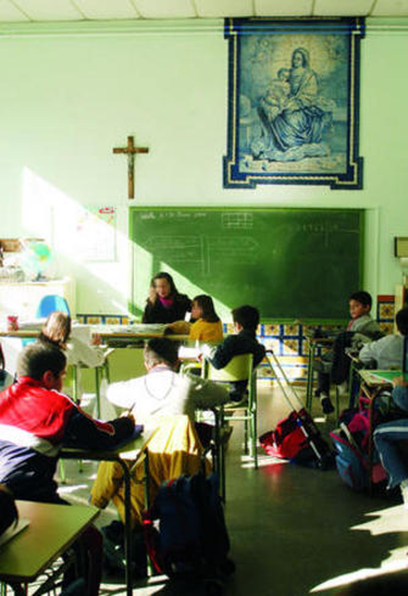 Un colegio con símbolos religiosos en las aulas.