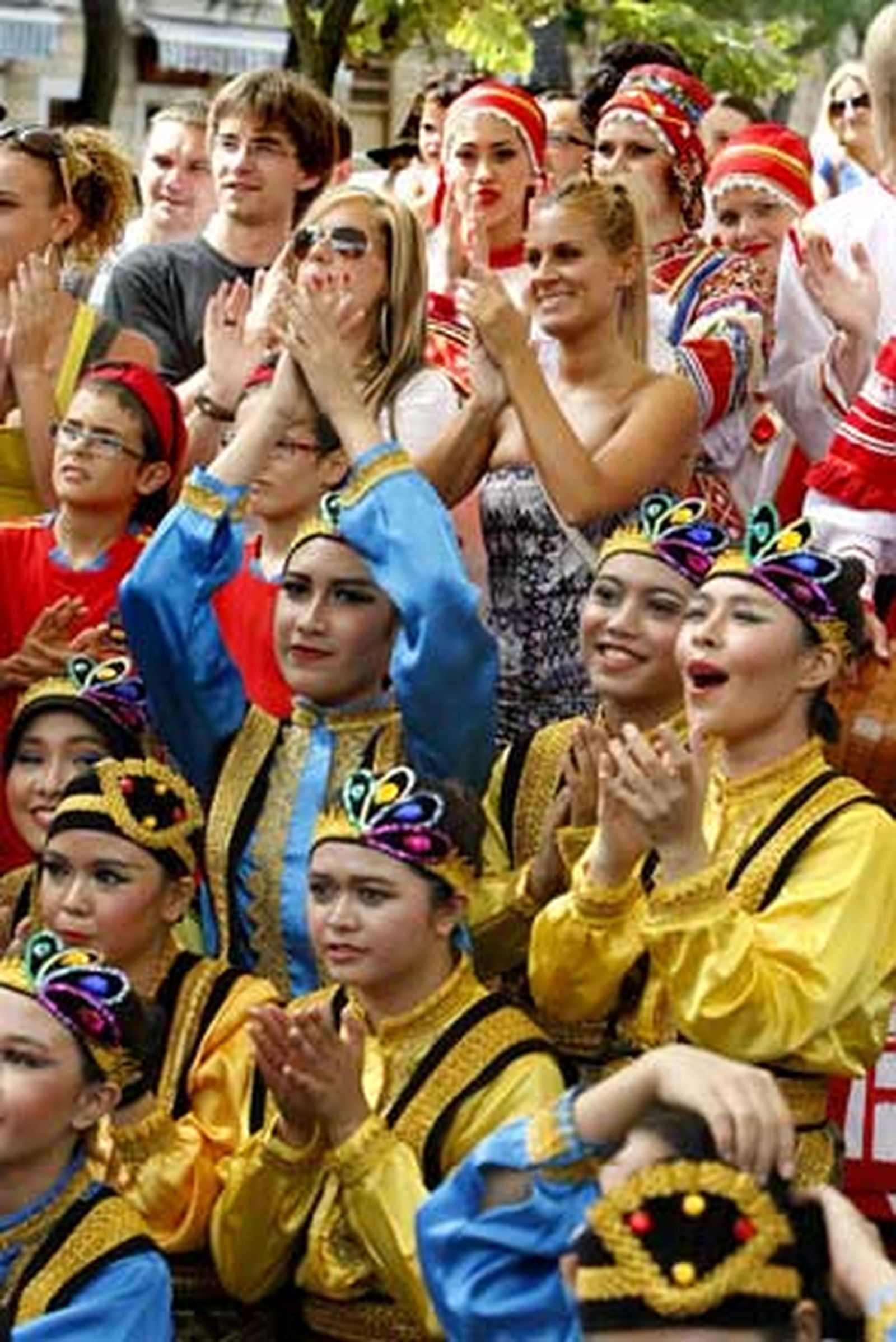 Los grupos participantes en el Festival desfilaron por el casco histórico de la capital para presentar sus bailes

Foto: Jose Braza-Lourdes de Vicente