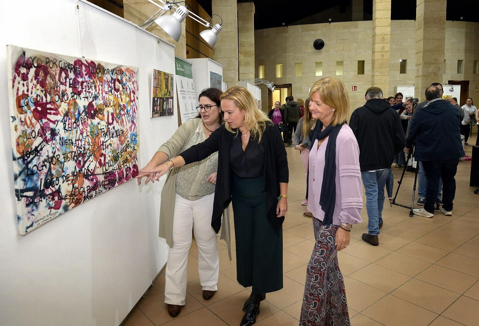 Fátima Anguita, responsable provincial de Faisem, junto a las delegadas Yessika Quintero y Carmen Pina en la inauguración de la exposición.