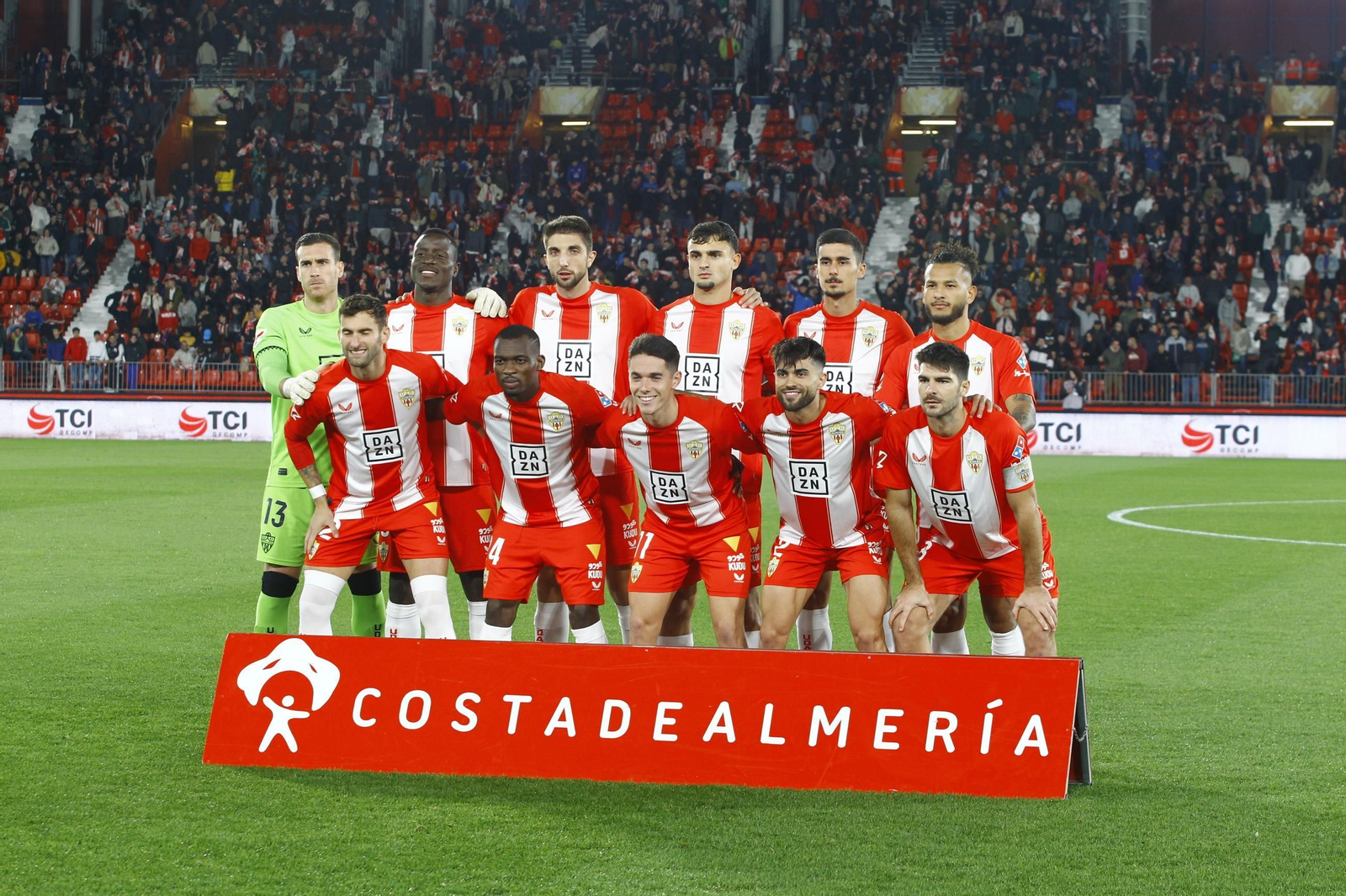 La U.D. Almería se impone por 1-0 al C.D. Mirandés y alcanza la segunda plaza, en imágenes
