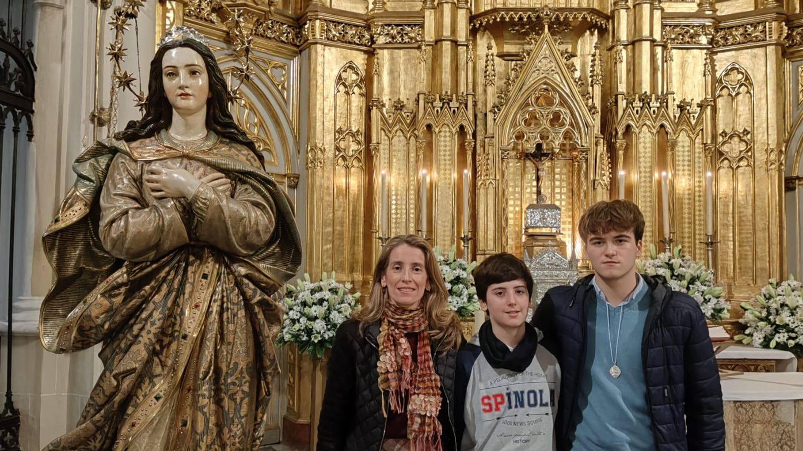 Rocío Benítez junto a sus hijos ante la Inmaculada