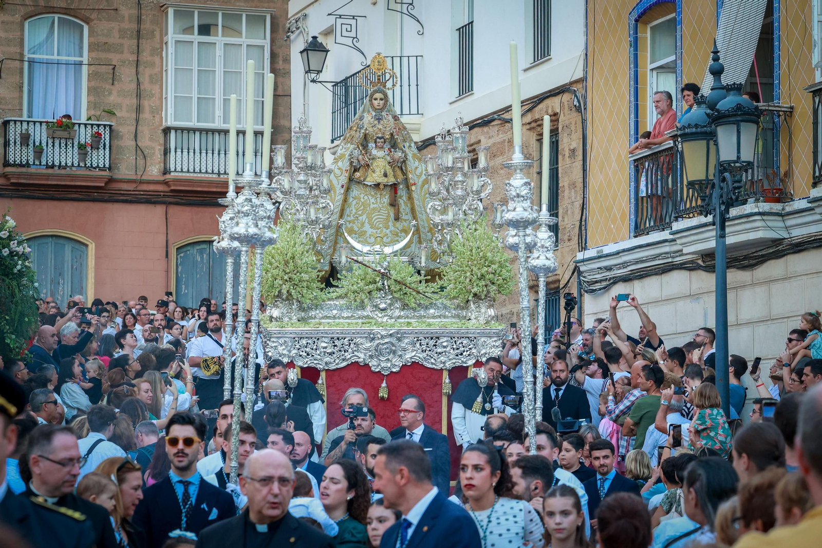 Las imágenes de la procesión de la Patrona por las calles de Cádiz
