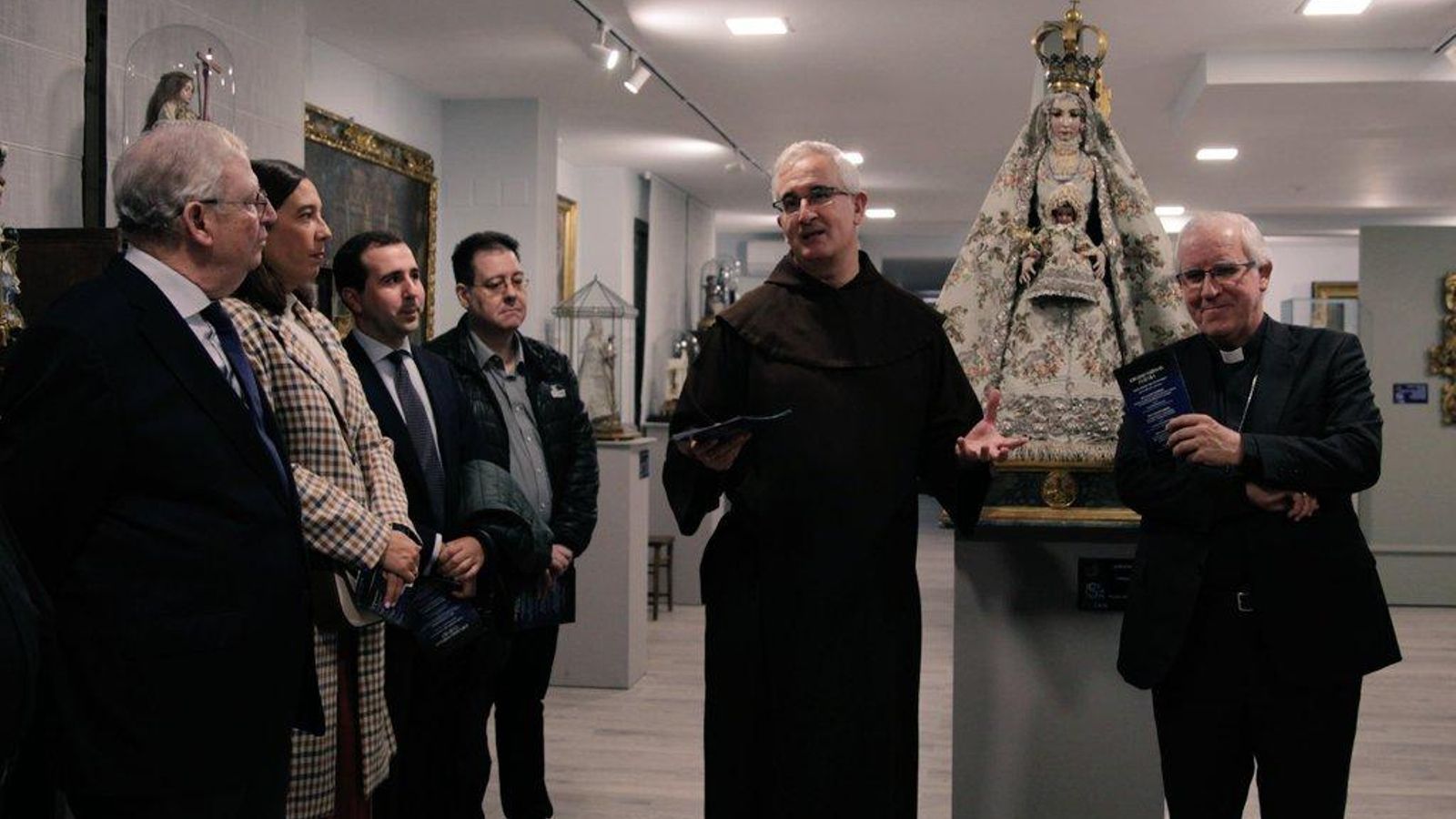 Inauguración de la exposición con la presencia de autoridades y representantes eclesiásticos