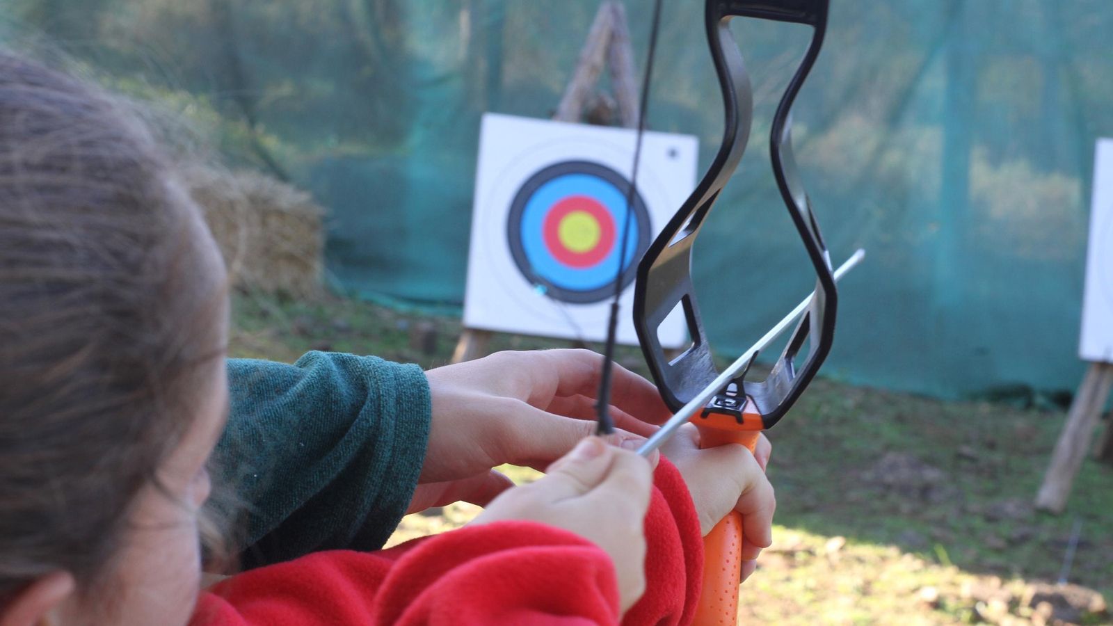 Una niña realiza tiro con arco.